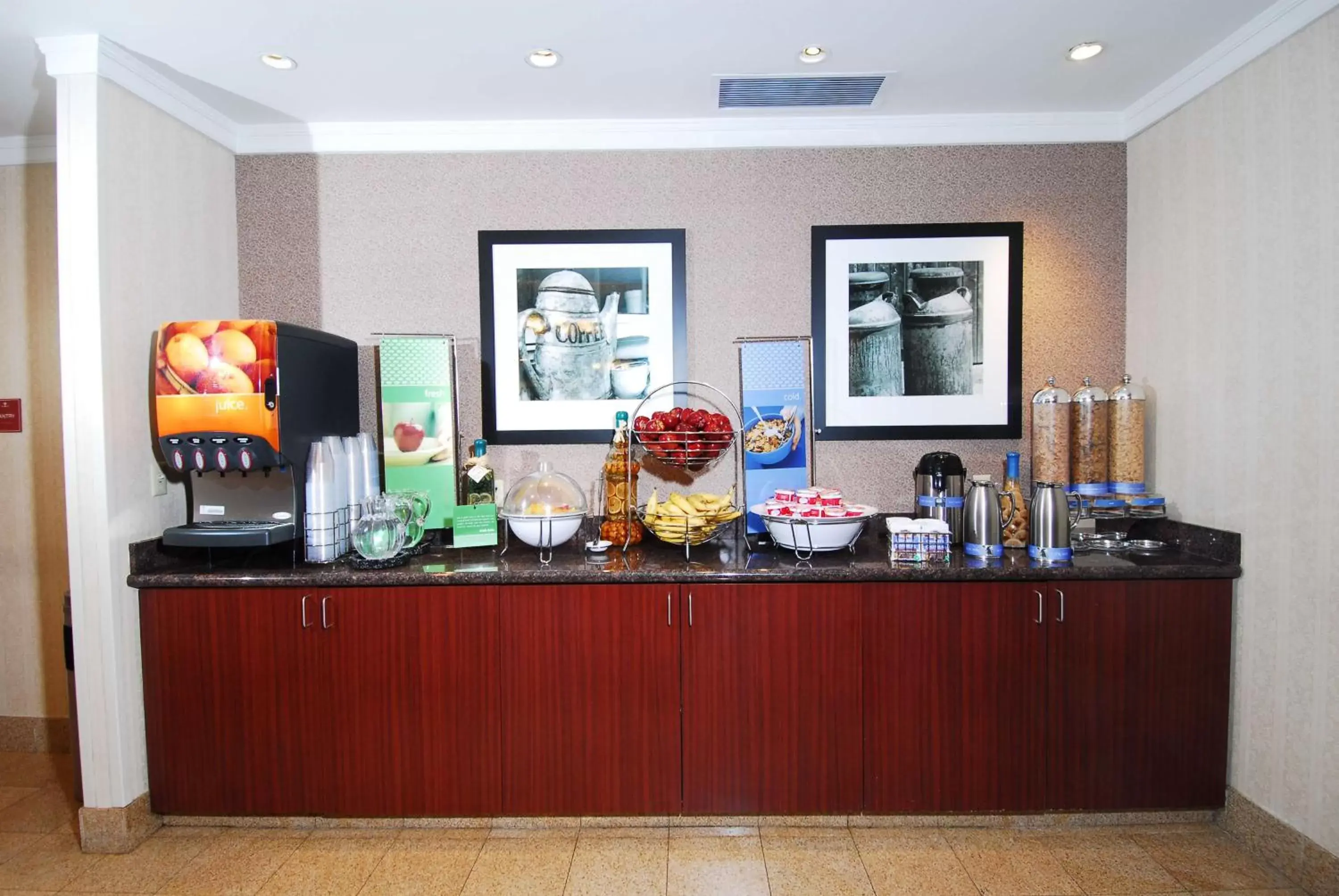 Food in Hampton Inn by Hilton Boston/Cambridge