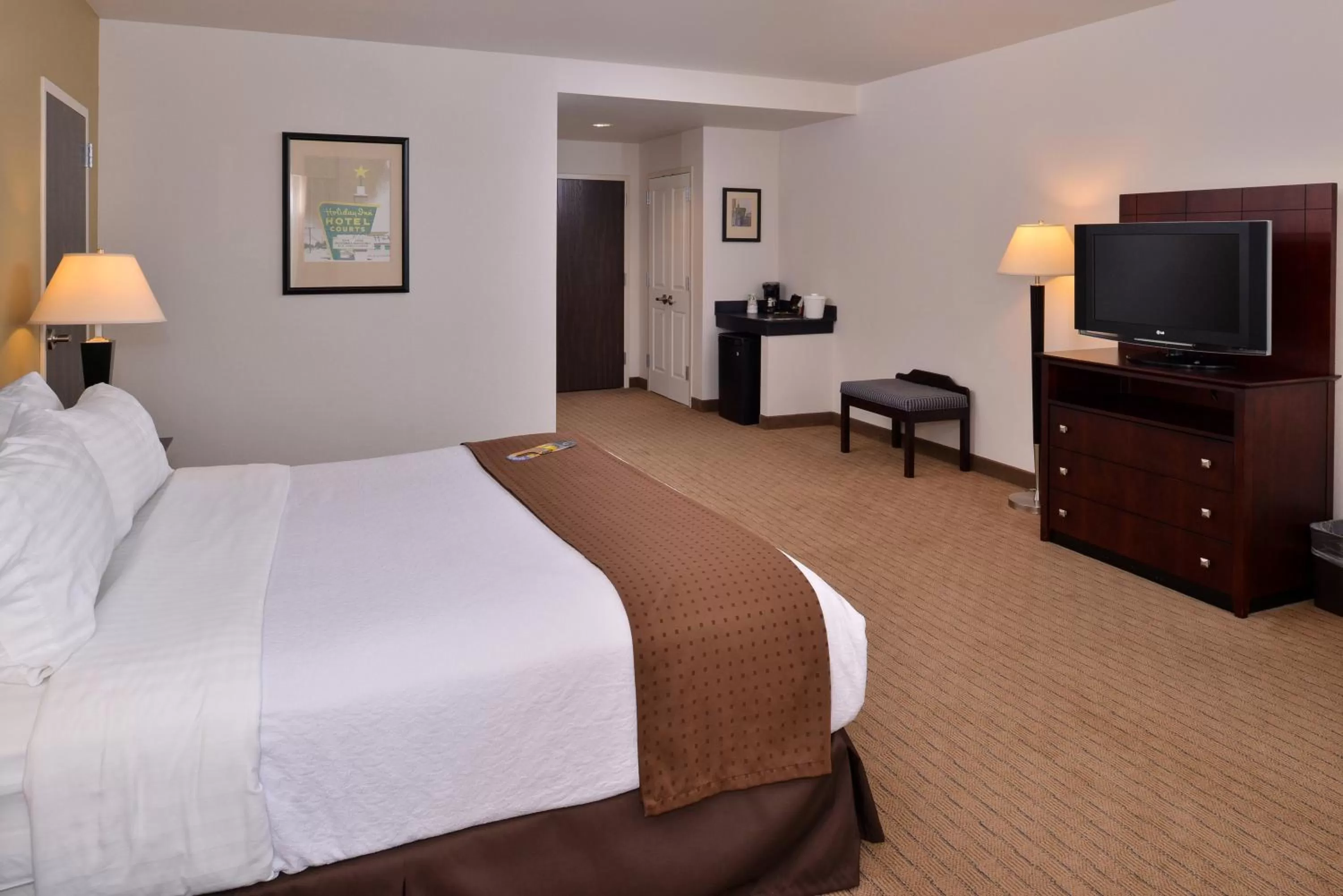 Photo of the whole room, Bed in Holiday Inn Madison at The American Center by IHG