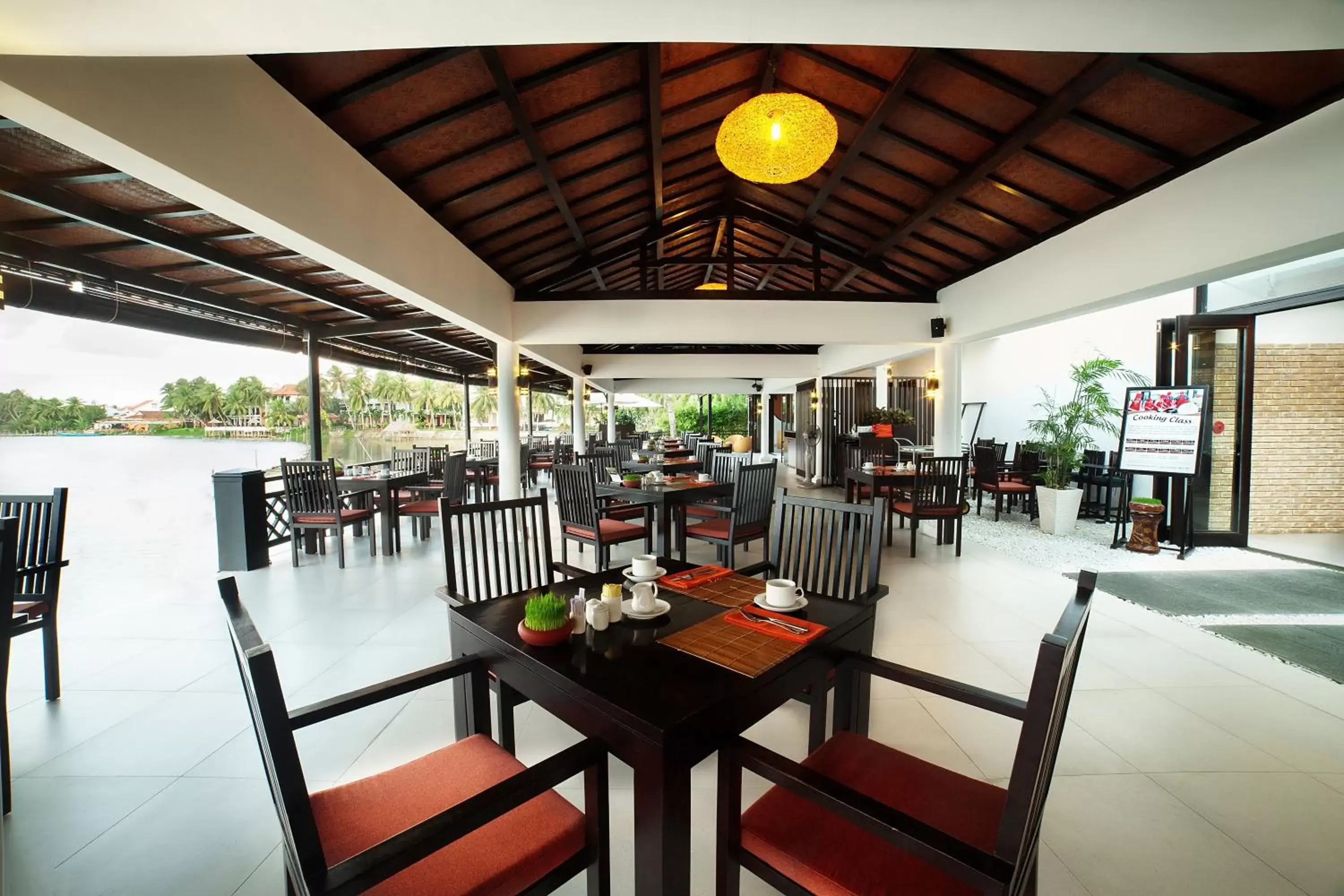 Restaurant/Places to Eat in Hoi An Beach Resort