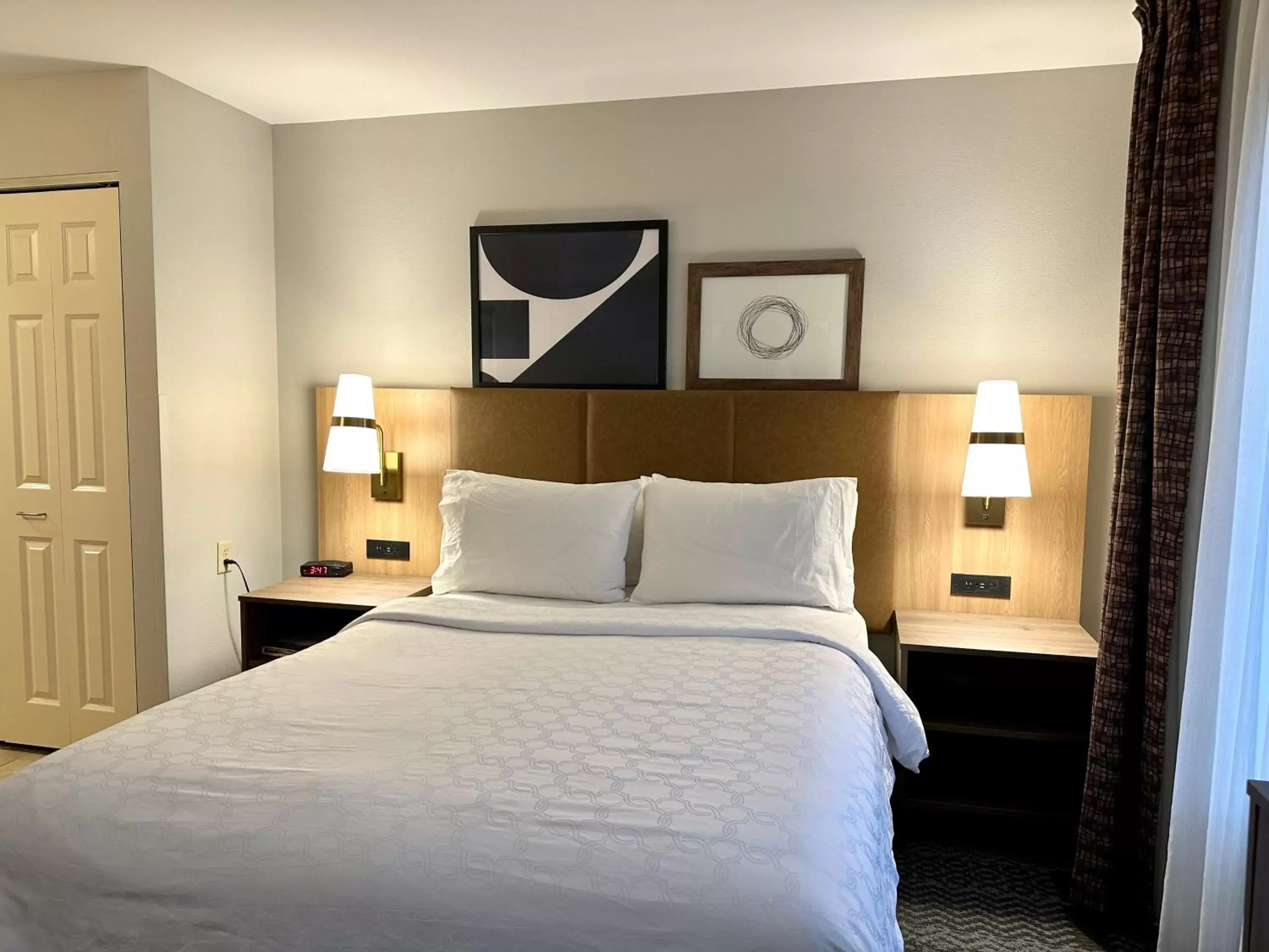 Bed in Staybridge Suites Milwaukee West-Oconomowoc, an IHG Hotel
