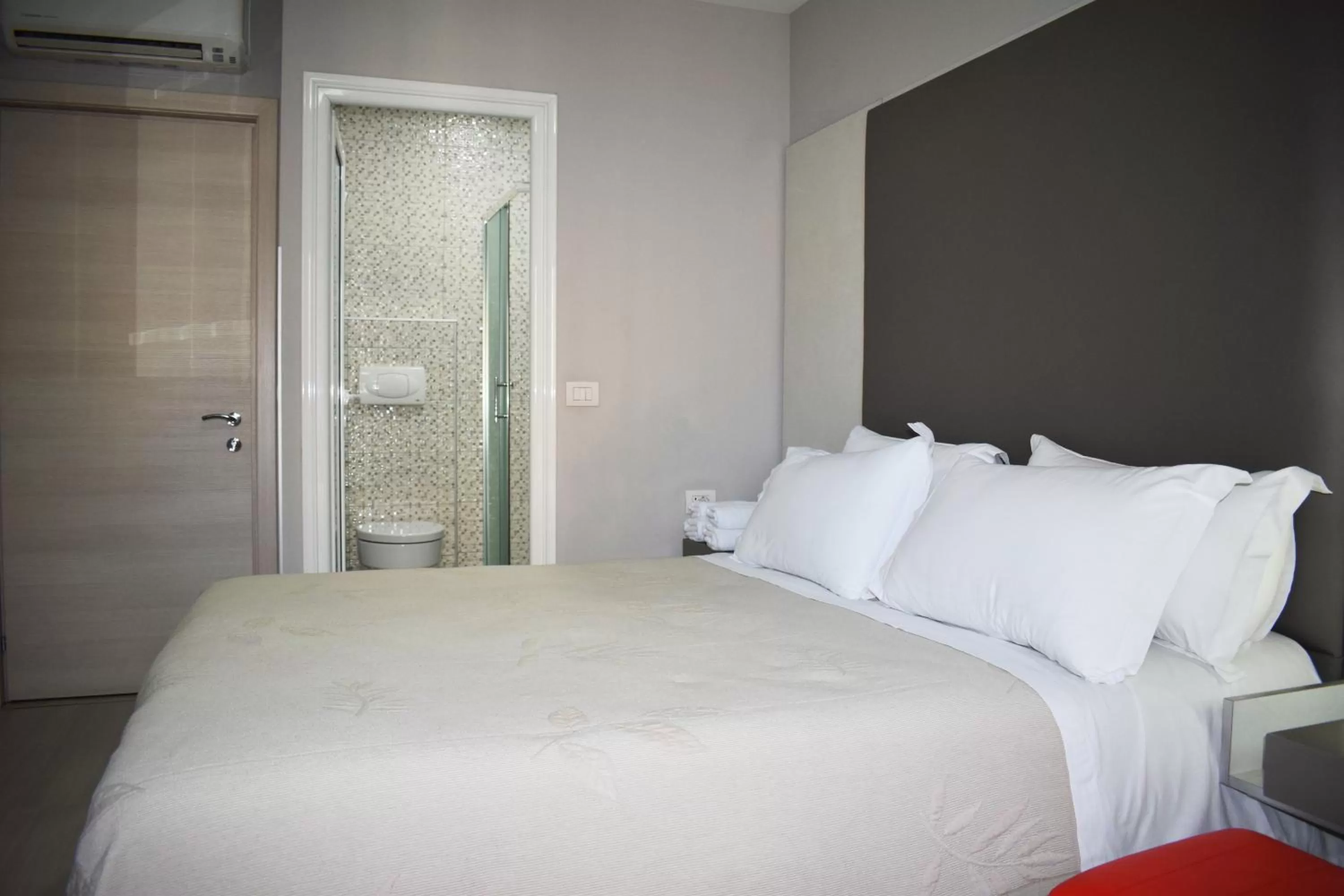 Bedroom, Bed in Freddy's Hotel