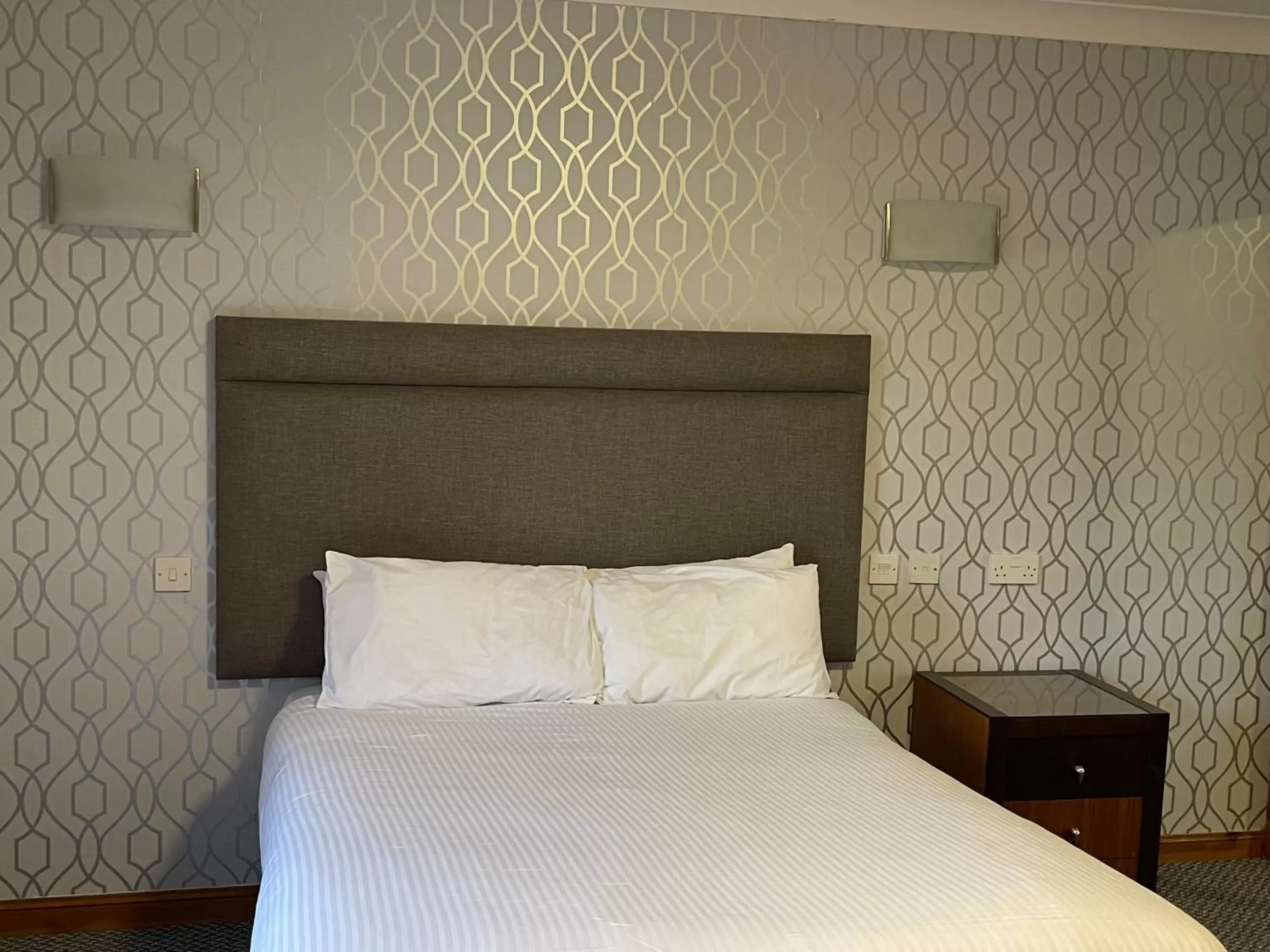 Bed in Castlecary House Hotel