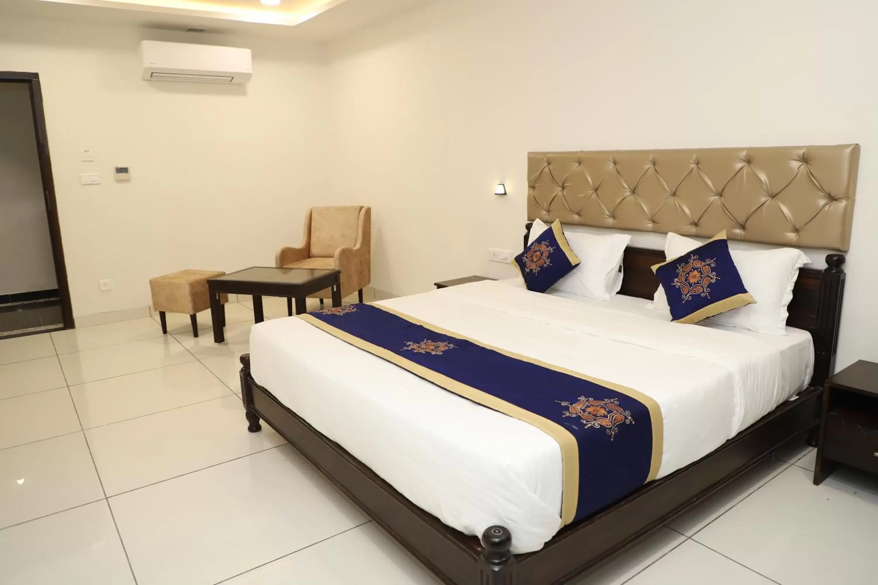 Bedroom, Bed in Clover Inn Bedroom, Bed in Clover Inn