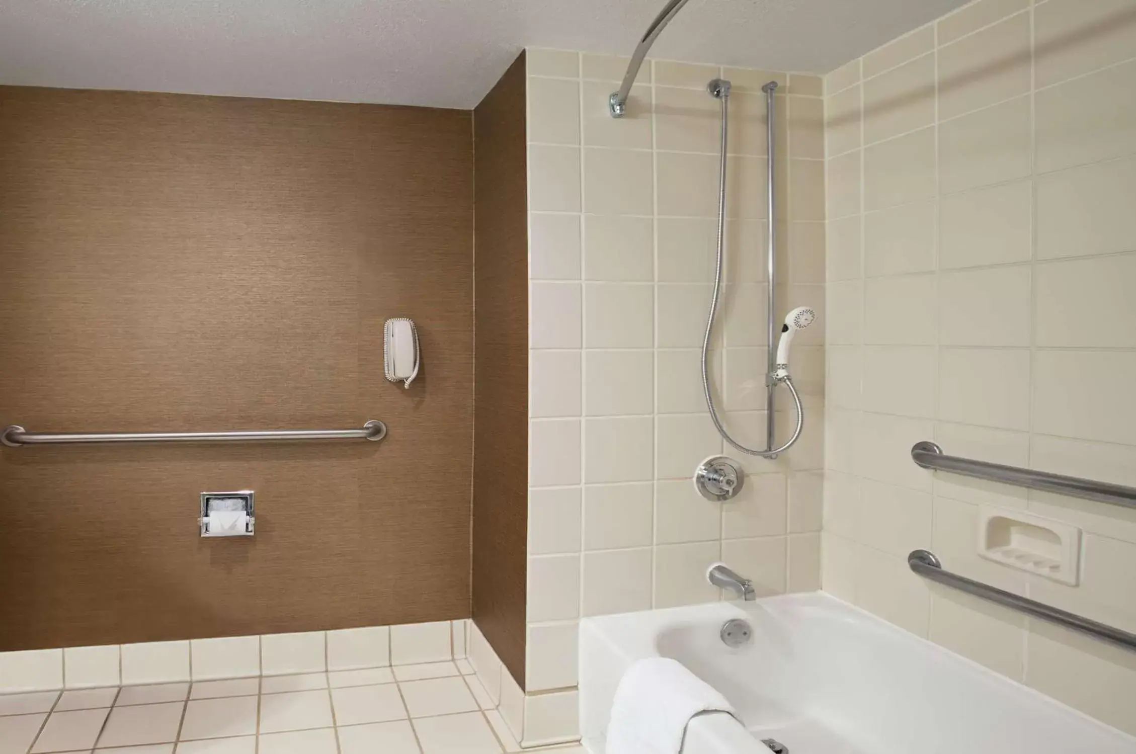 Bathroom in Embassy Suites by Hilton Austin Arboretum