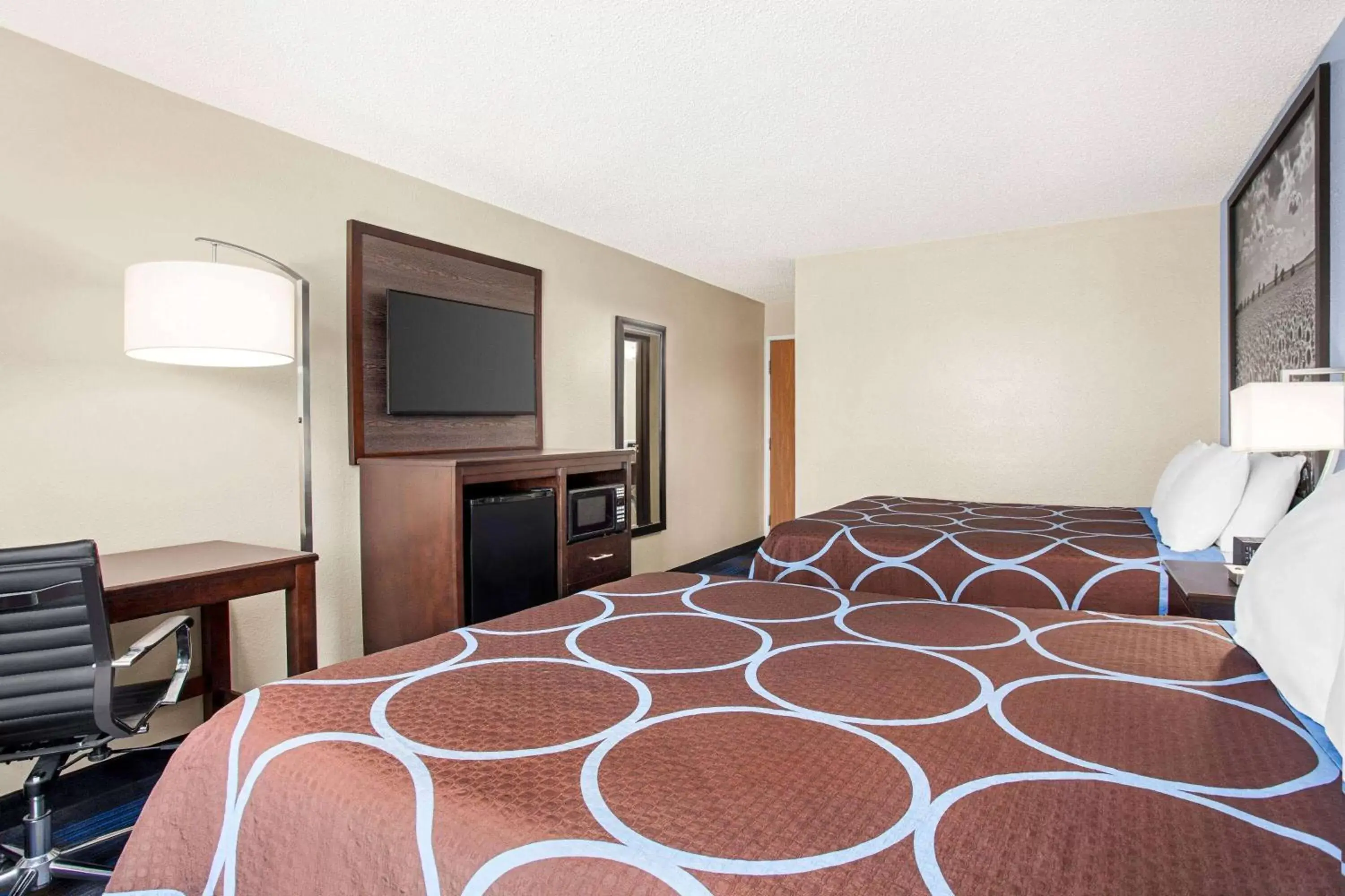 Bedroom, Bed in Super 8 by Wyndham Lenexa Overland Park Area/Mall Area