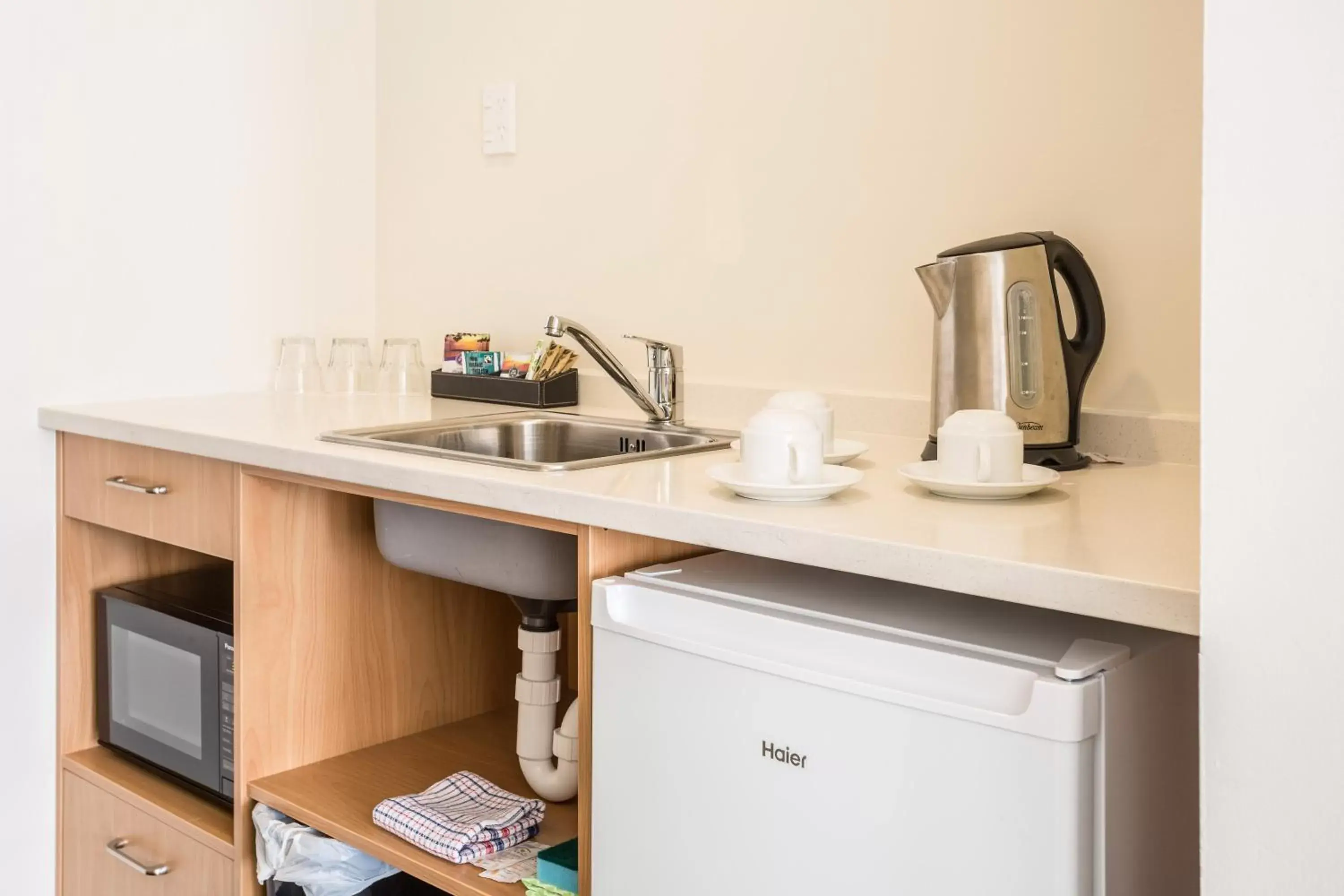 Coffee/tea facilities, Kitchen/Kitchenette in President Hotel Auckland