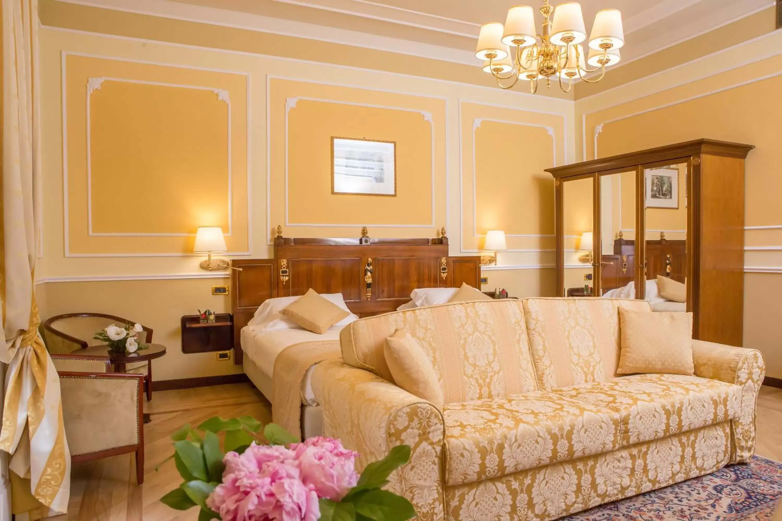 Photo of the whole room, Seating Area in Hotel Bristol Palace