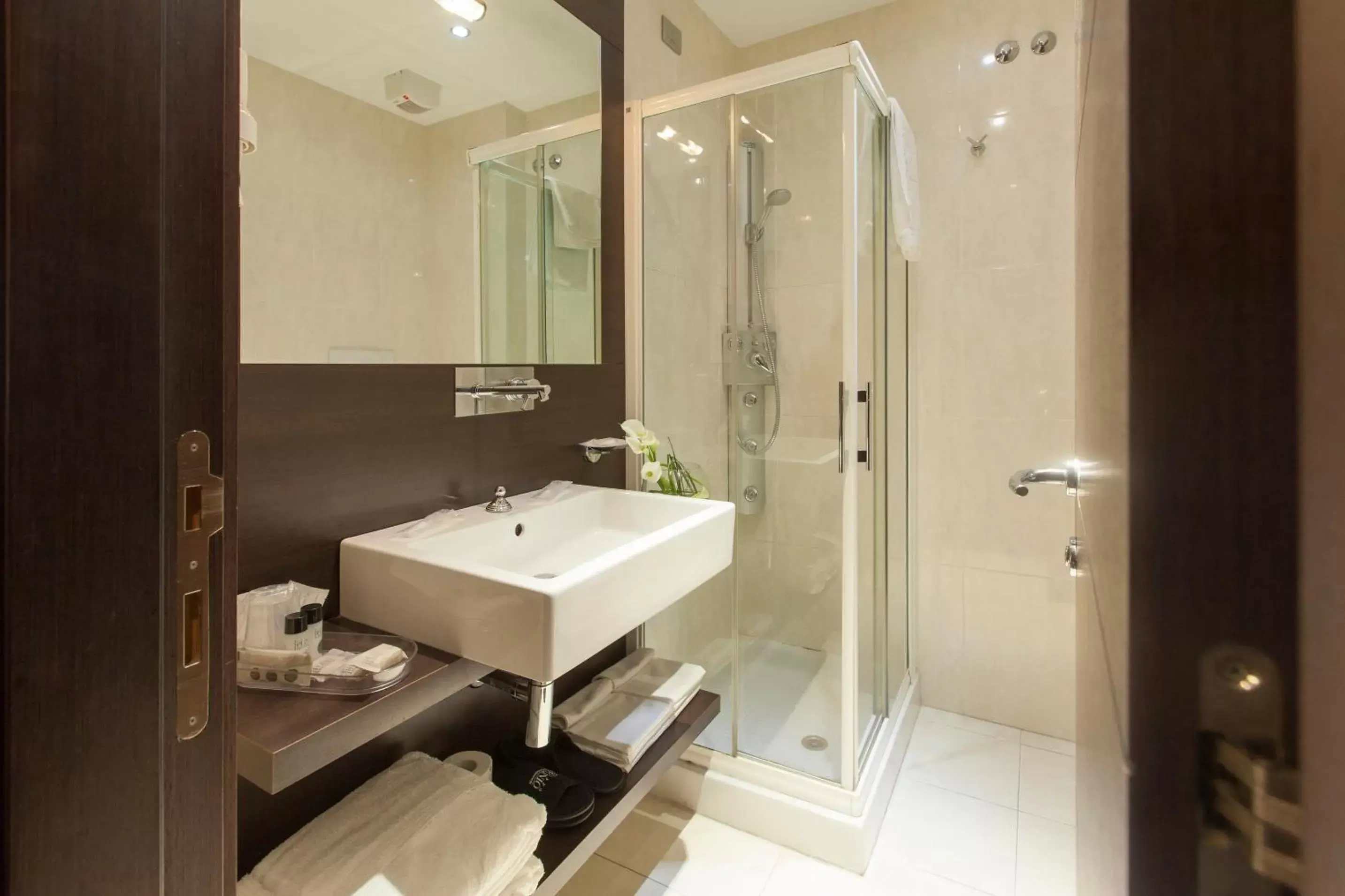 Shower, Bathroom in Inverigo Hotel