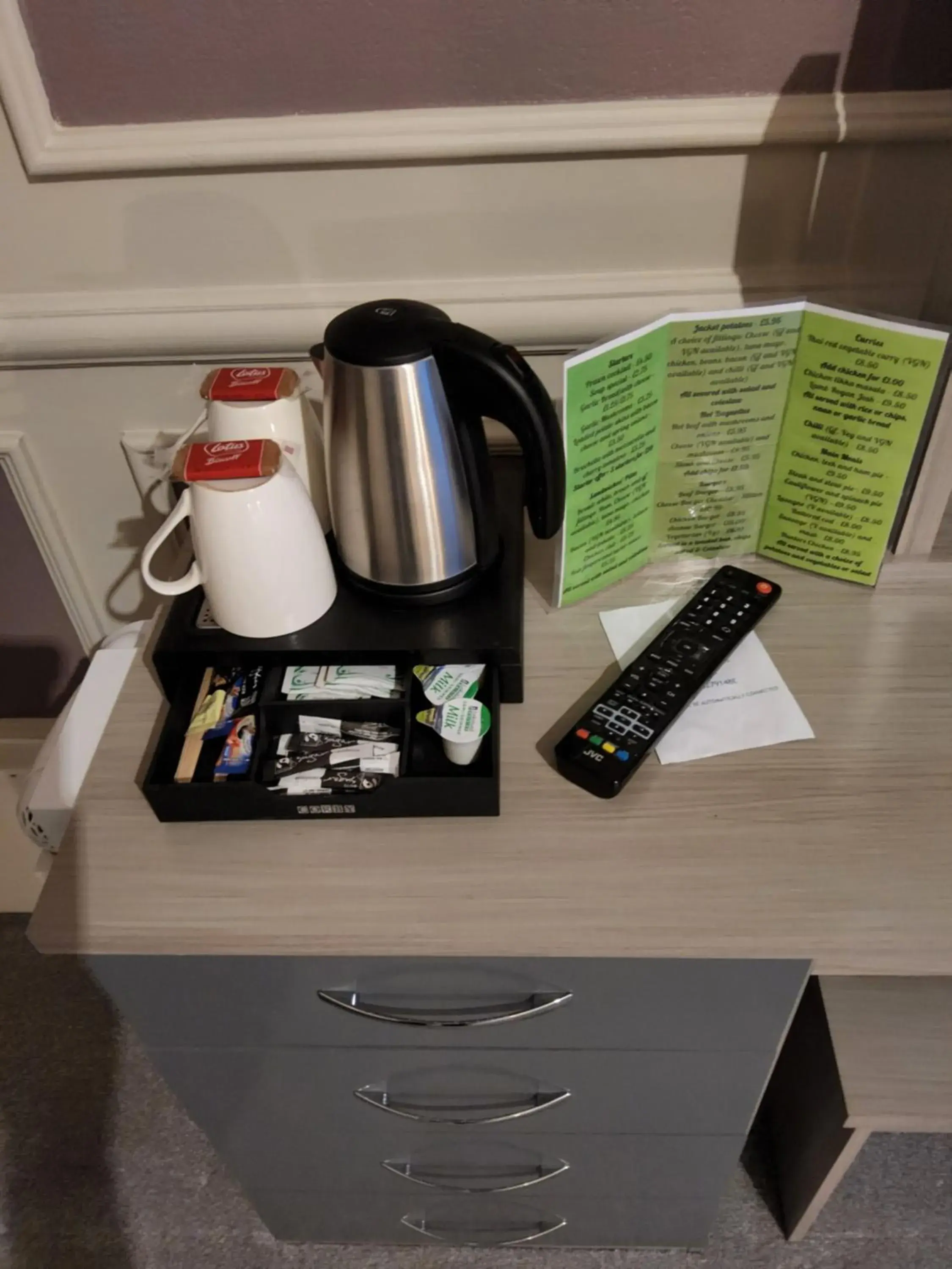 Coffee/tea facilities in The Avenue Hotel