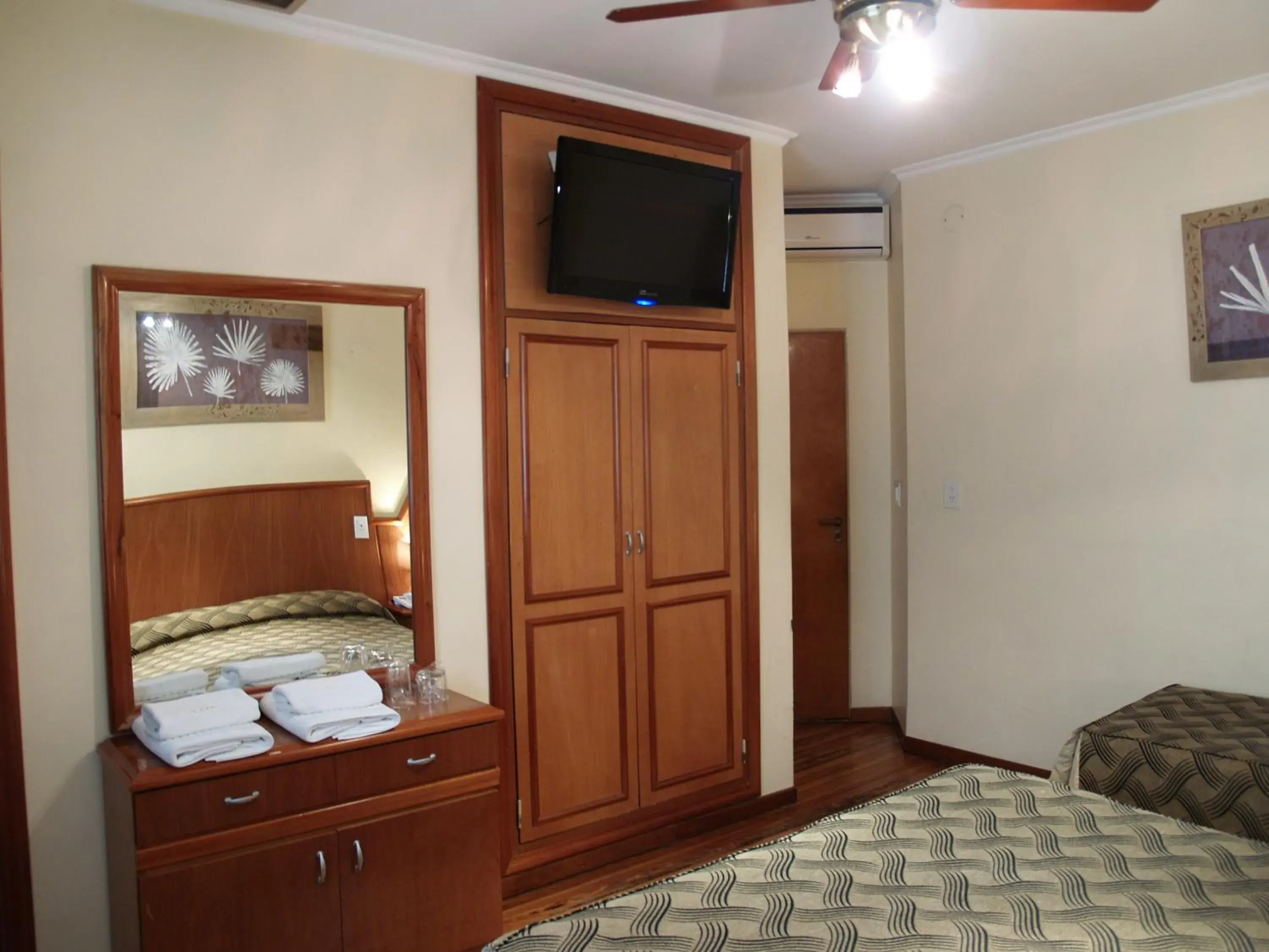 Bedroom, TV/Entertainment Center in Hotel El Cabildo