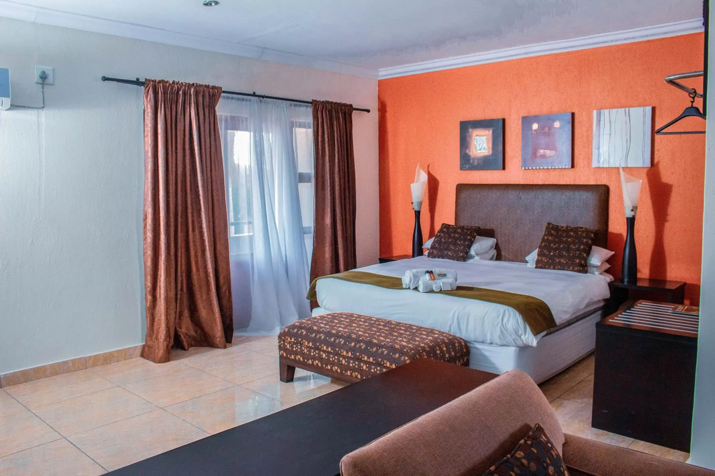 Bedroom, Bed in Coyotes Hotel & Conference Centre Bedroom, Bed in Coyotes Hotel & Conference Centre