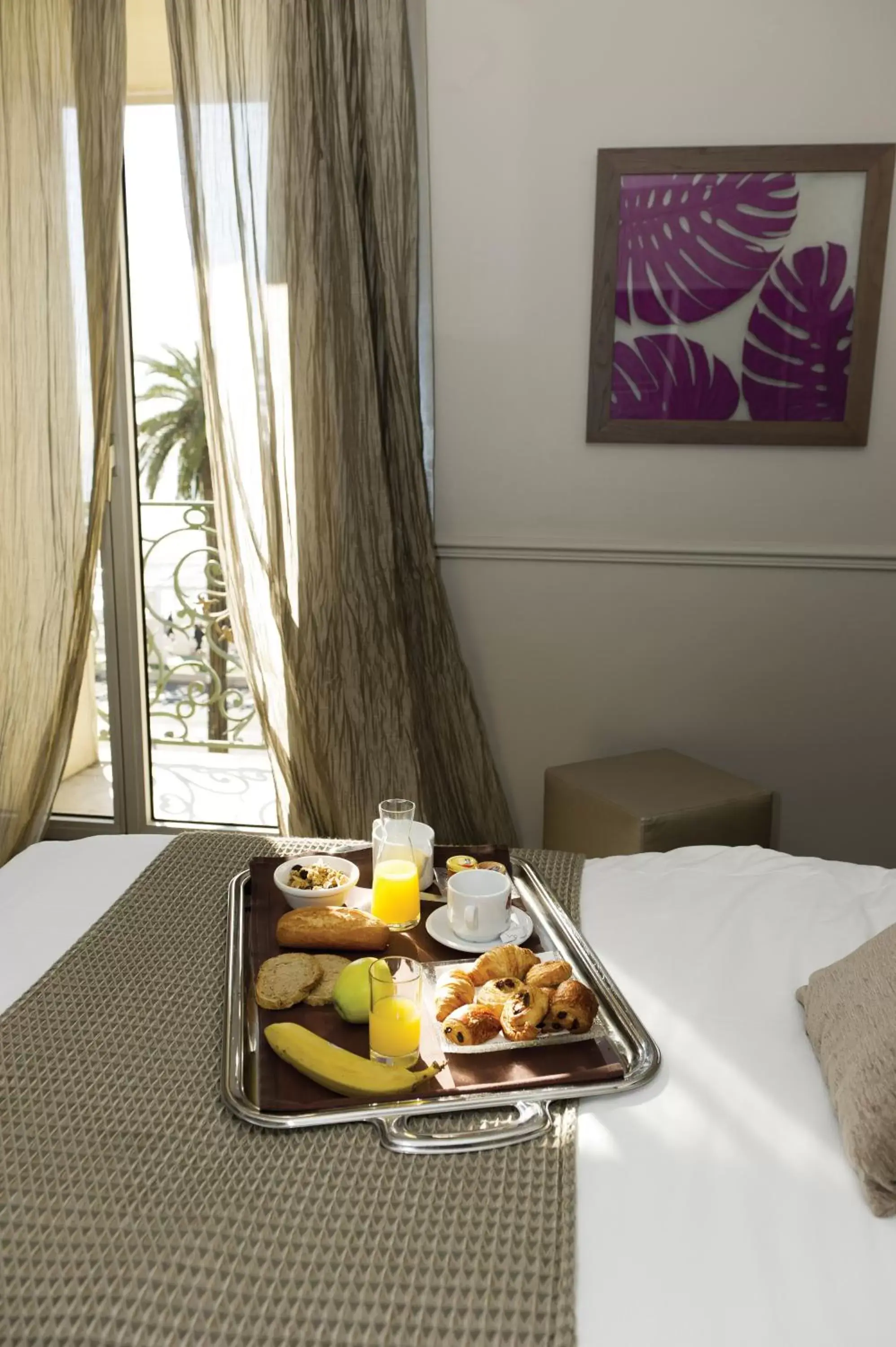 Patio, Breakfast in Hôtel Le Royal Promenade des Anglais