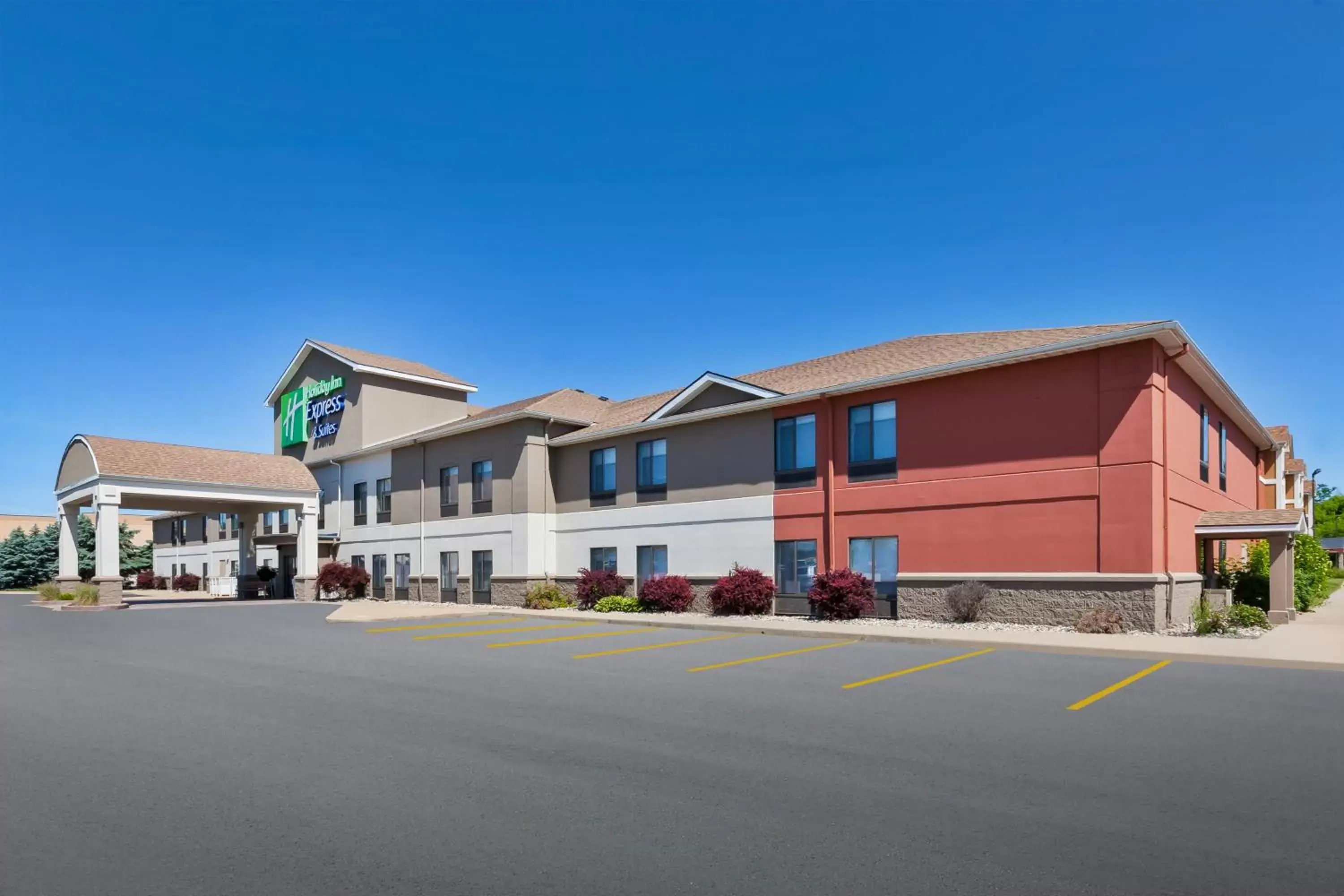 Property Building in Holiday Inn Express and Suites Three Rivers, an IHG Hotel