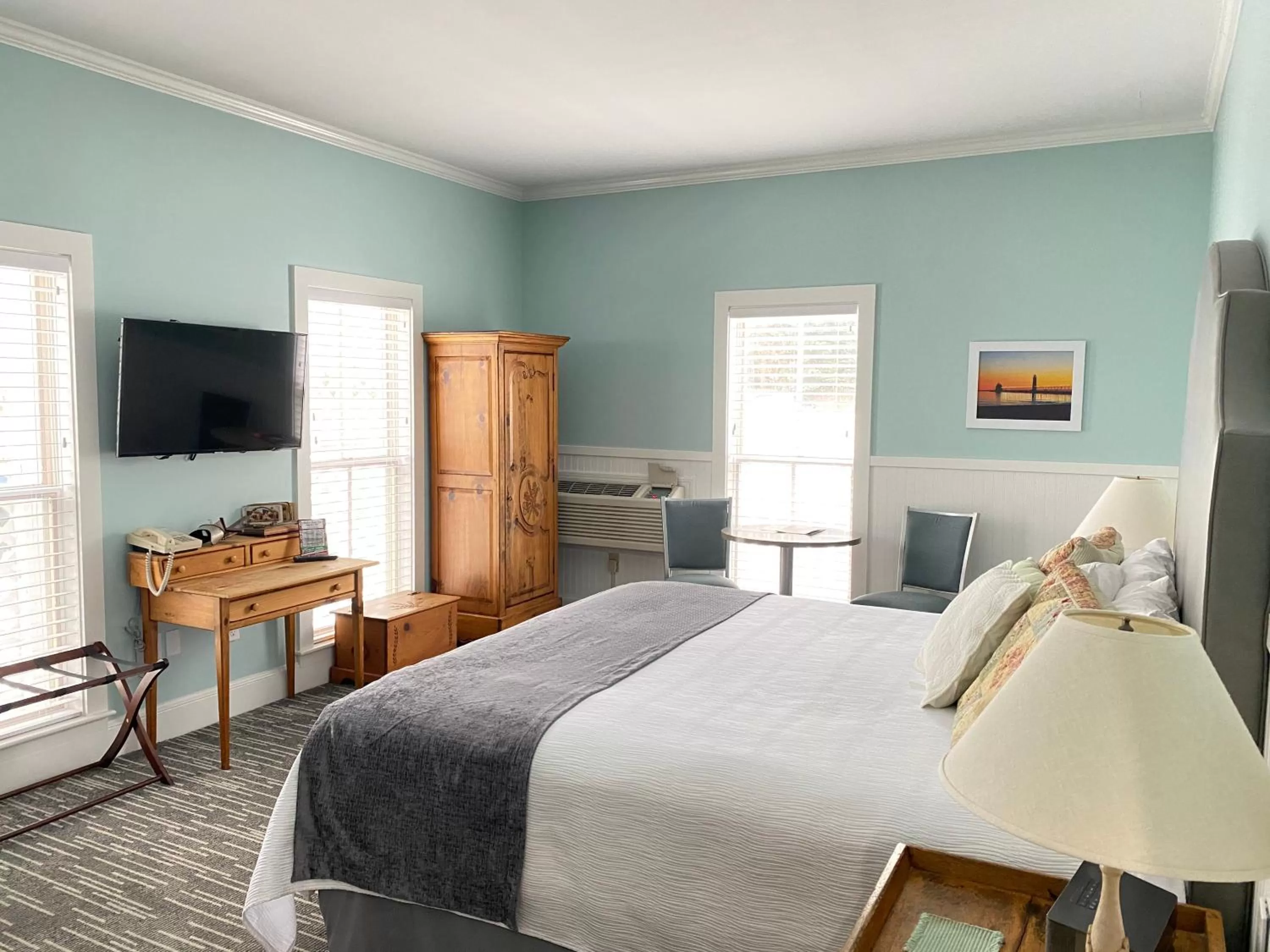 Bed in Harbor House Inn