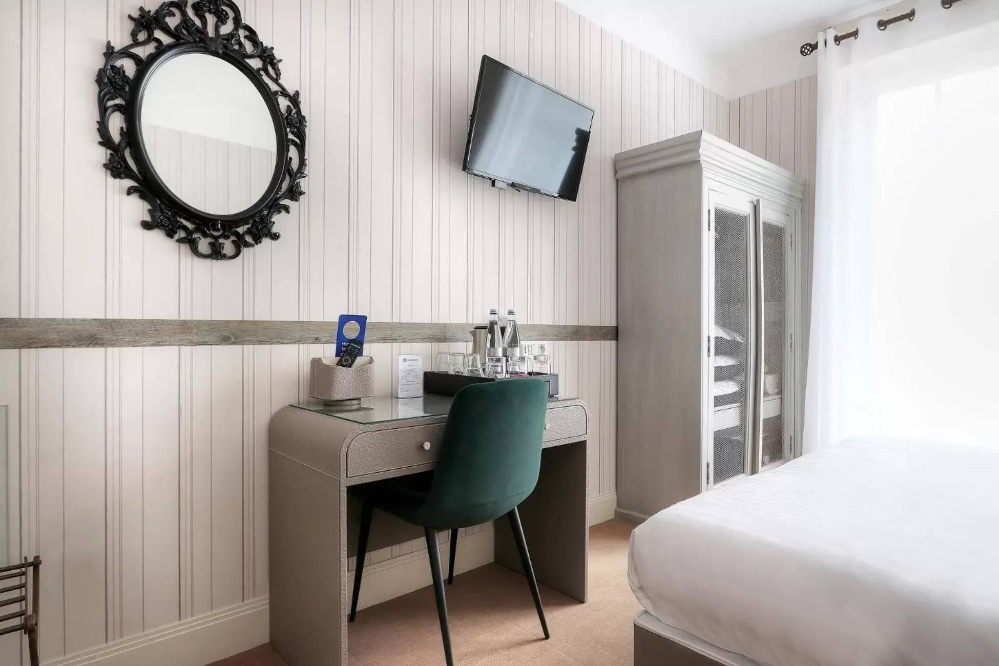 Bedroom, TV/Entertainment Center in Best Western Brittany La Baule Centre