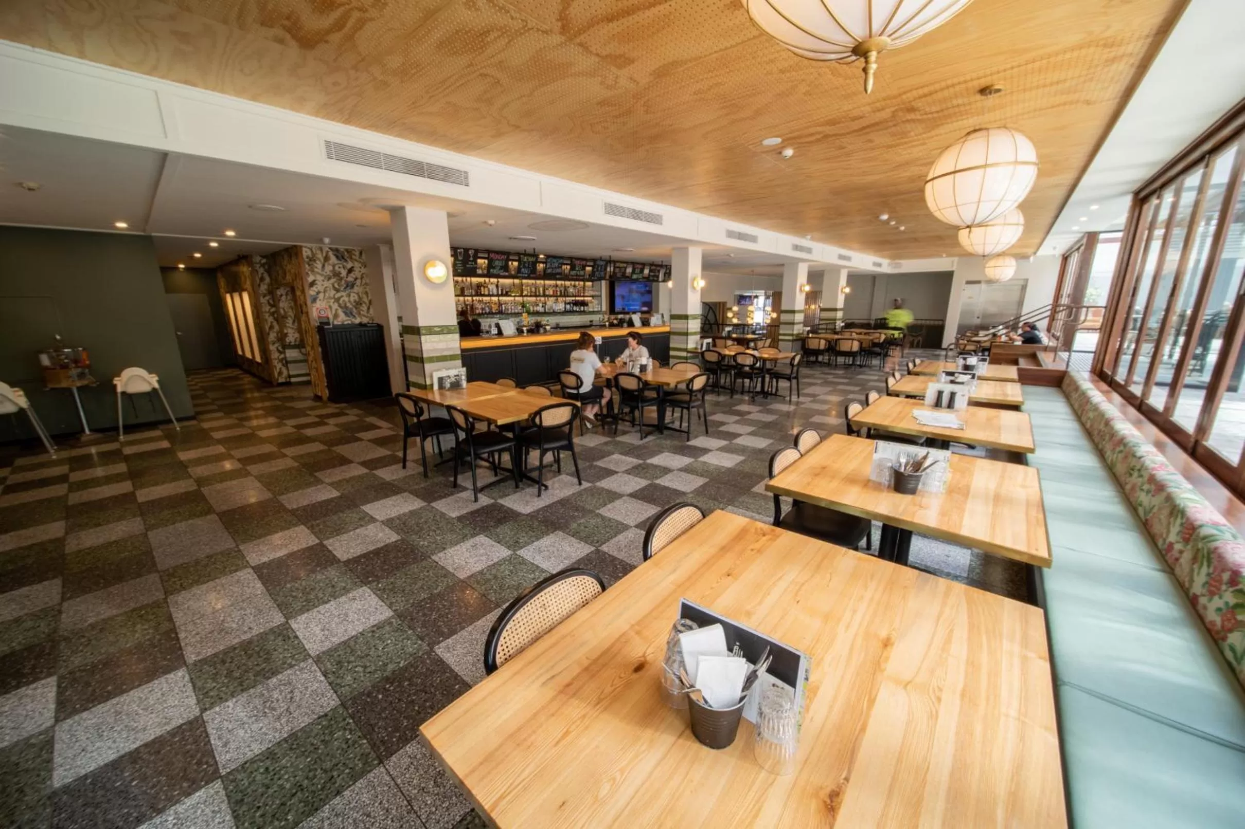 Restaurant/places to eat in Southern Cross Hotel