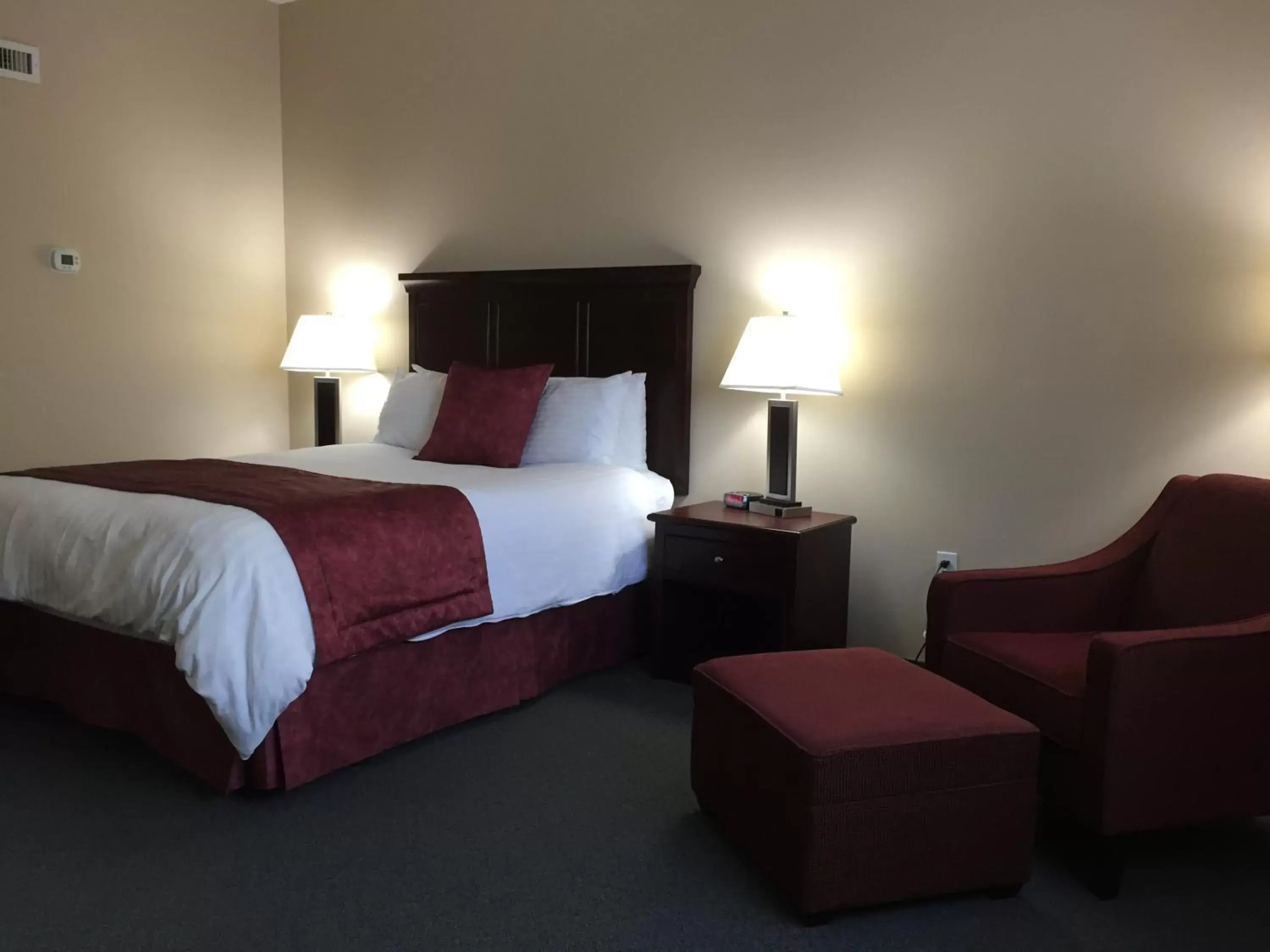 Photo of the whole room, Bed in Lakeland Inn Hotel