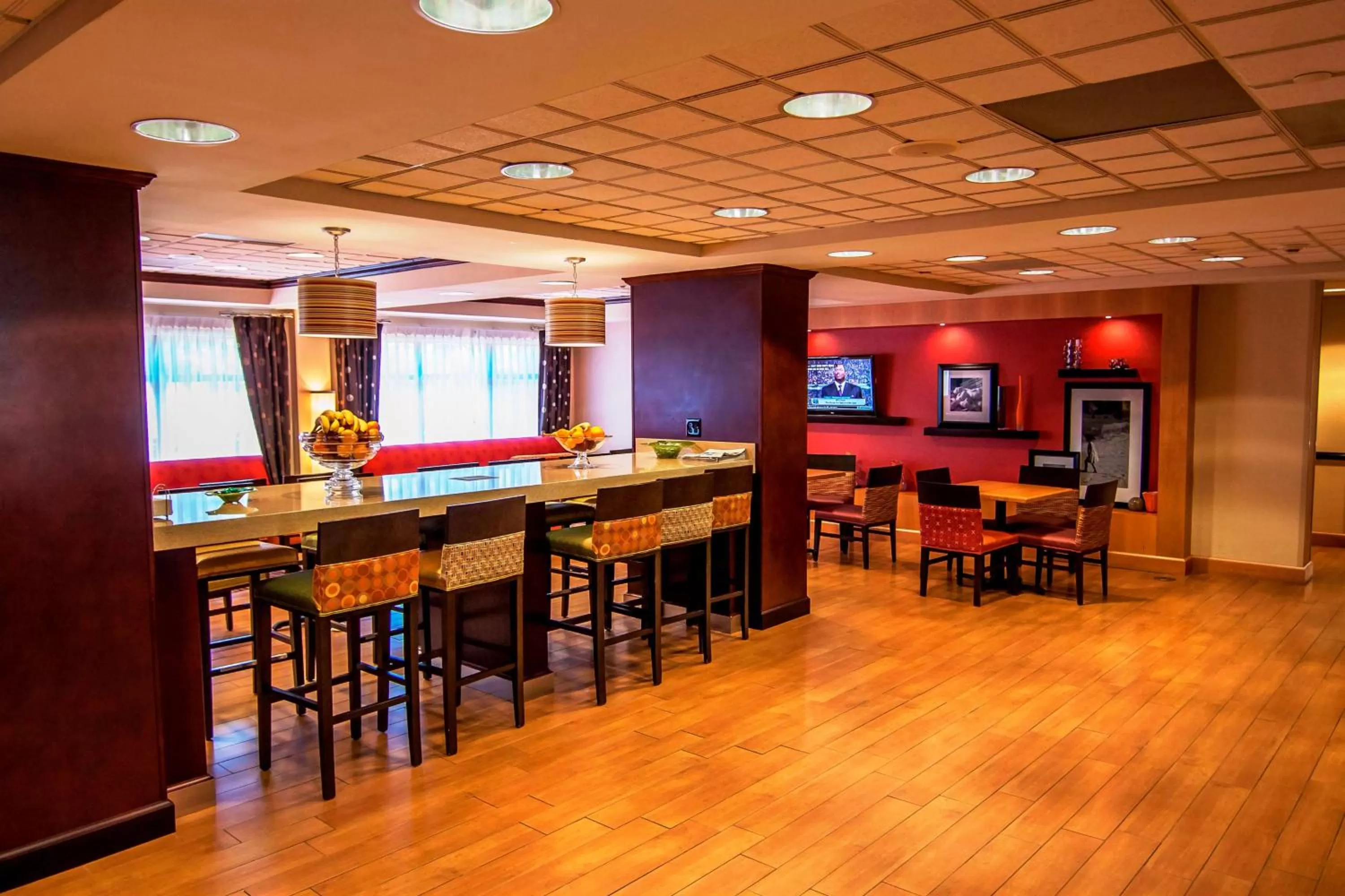 Lounge or bar in Hampton Inn Groton/Mystic