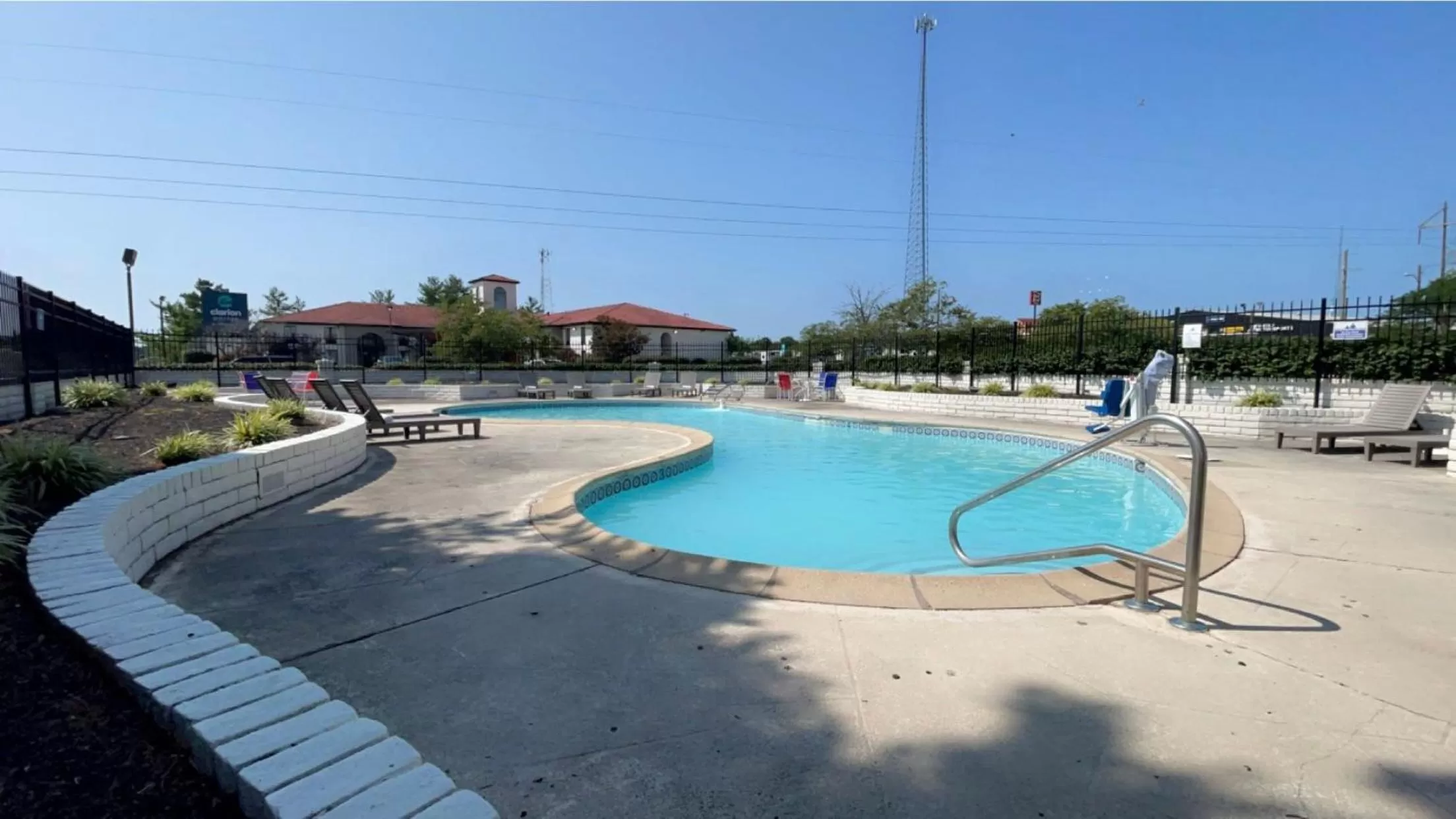 Swimming pool in Clarion Pointe Richmond North near University