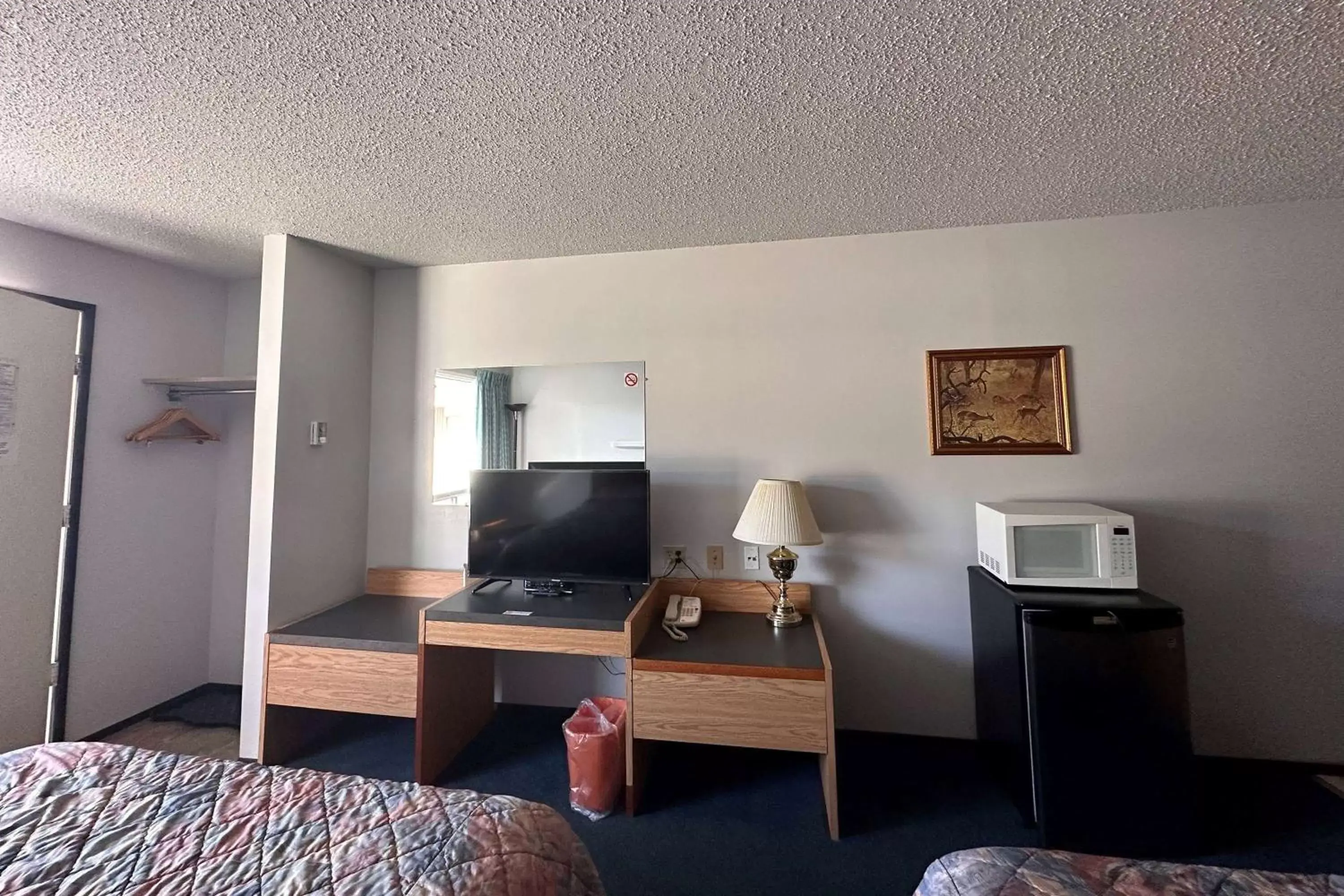 Photo of the whole room, TV/Entertainment Center in Howard Johnson by Wyndham Edson