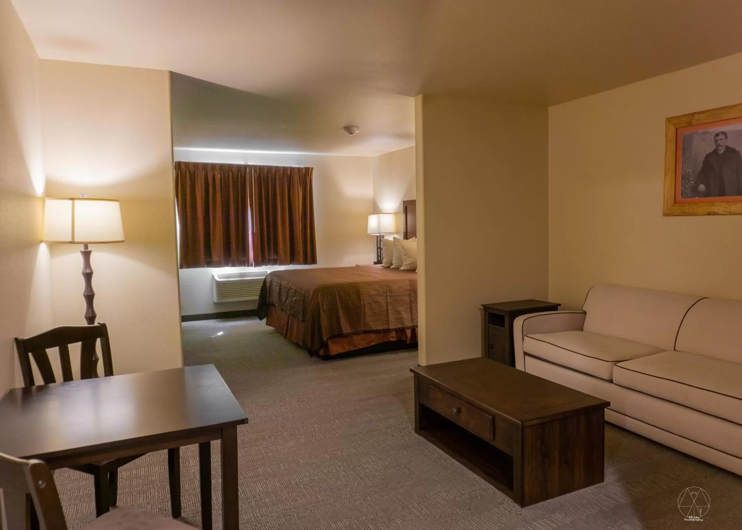 Bed, Seating Area in Newcastle Lodge & Convention Center