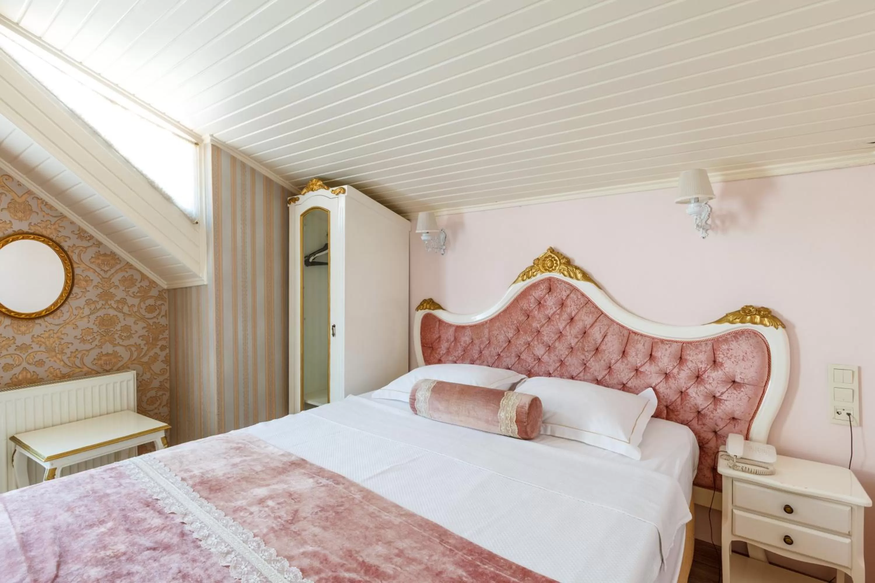 Photo of the whole room, Bed in Romantic Hotel Istanbul