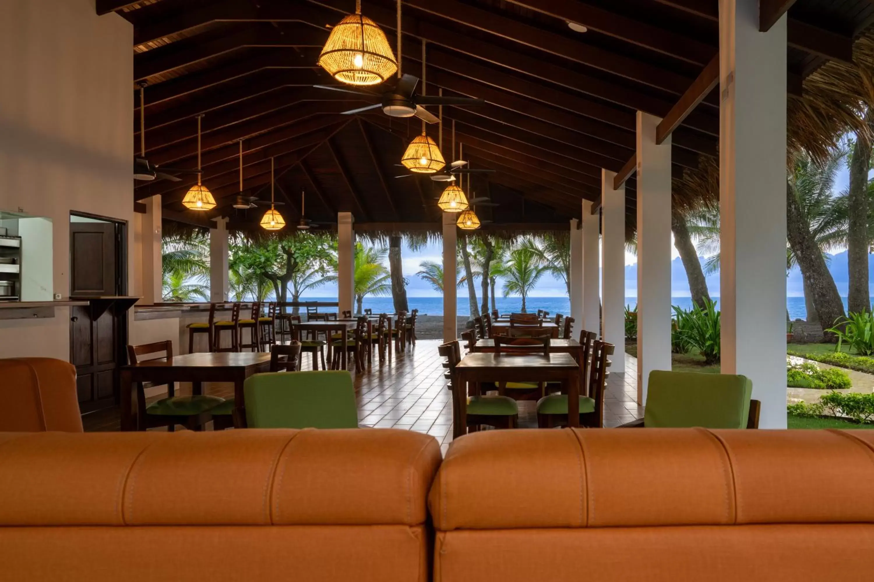 Restaurant/places to eat, Lounge/Bar in Fuego del Sol Beachfront Hotel