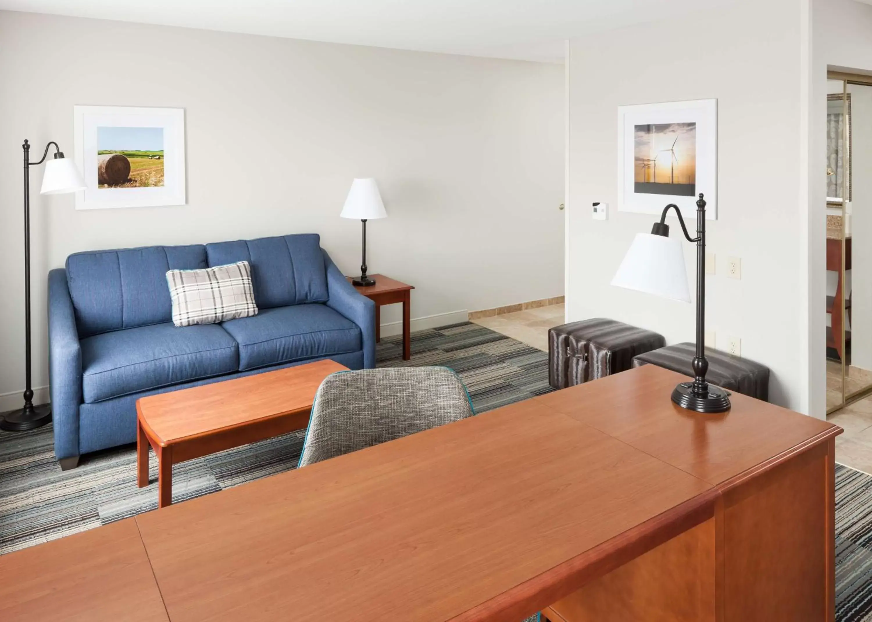 Bedroom, Seating Area in Hampton Inn & Suites Cedar Rapids