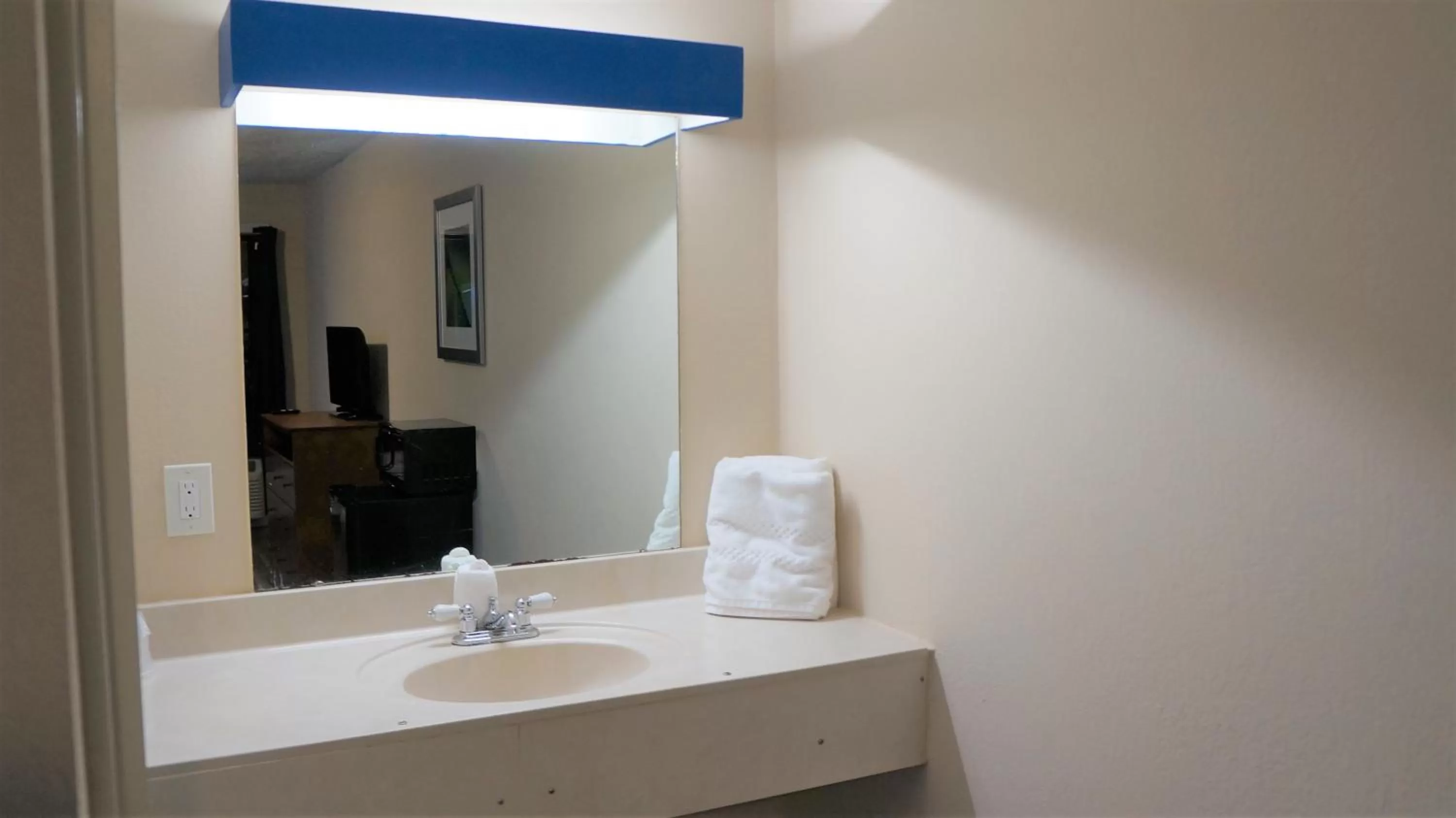 Bathroom in Classic Motor Lodge Providence - West Greenwich