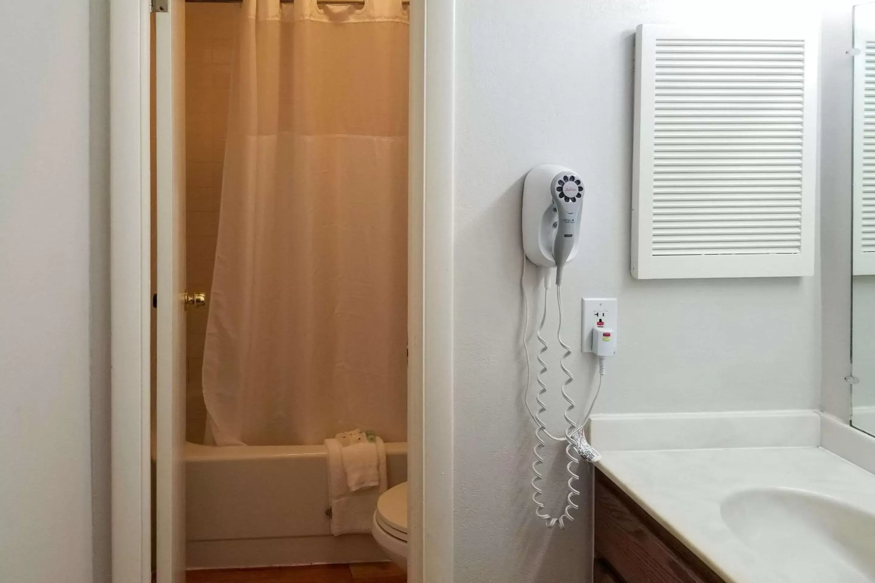 Bedroom, Bathroom in Quality Inn Aurora Denver