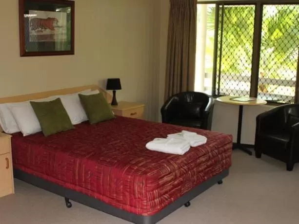 Economy Queen Villa in Sanctuary Lakes Fauna Retreat