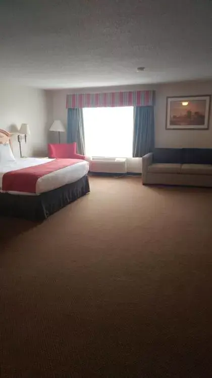 King Suite with Whirlpool - Non-Smoking in Country Inn & Suites by Radisson, Waterloo, IA King Suite with Whirlpool - Non-Smoking in Country Inn & Suites by Radisson, Waterloo, IA