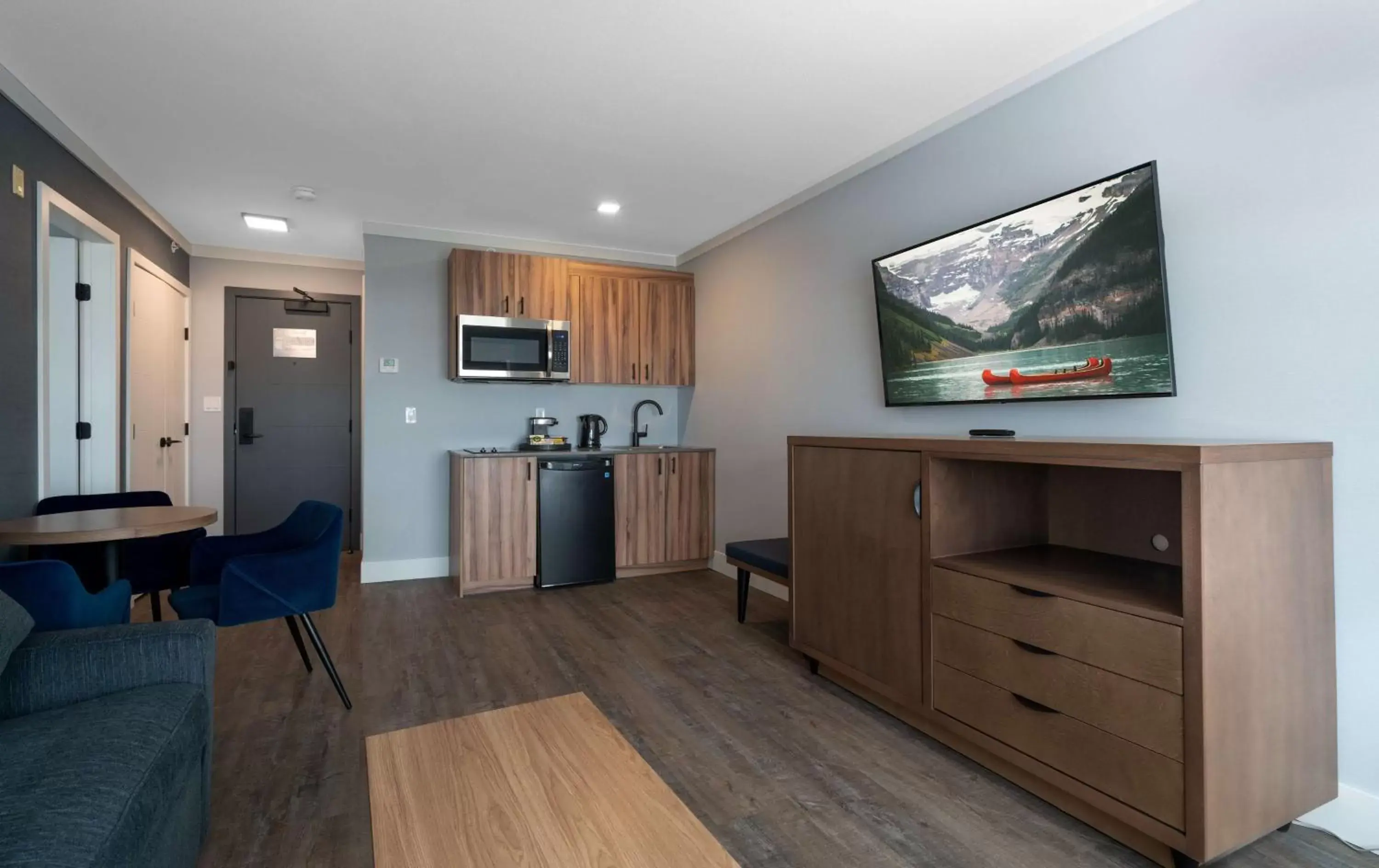 Kitchen or kitchenette, TV/Entertainment Center in Prestige Kamloops Hotel