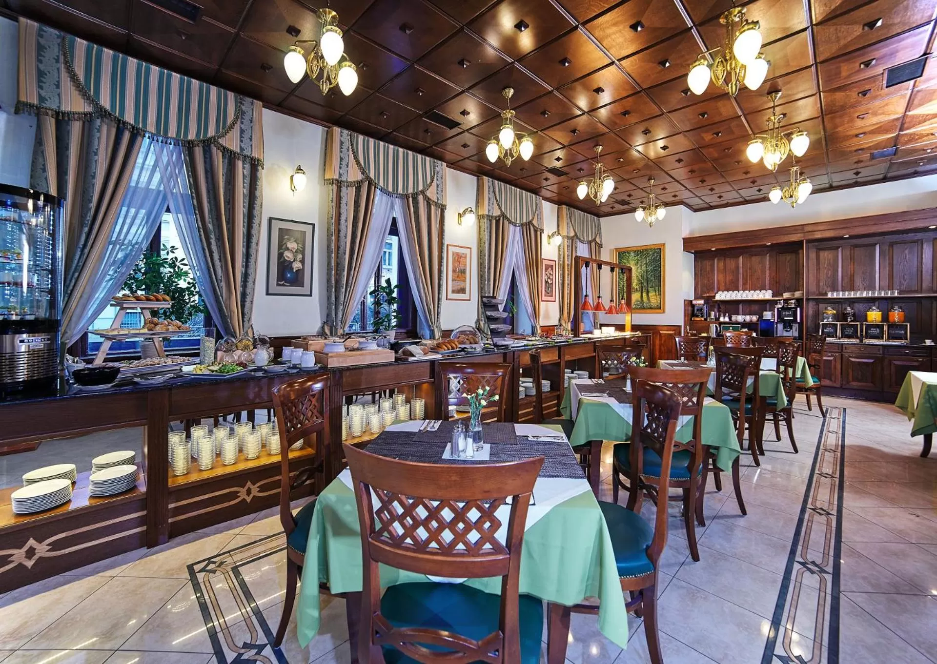 Restaurant/places to eat in Green Garden Hotel