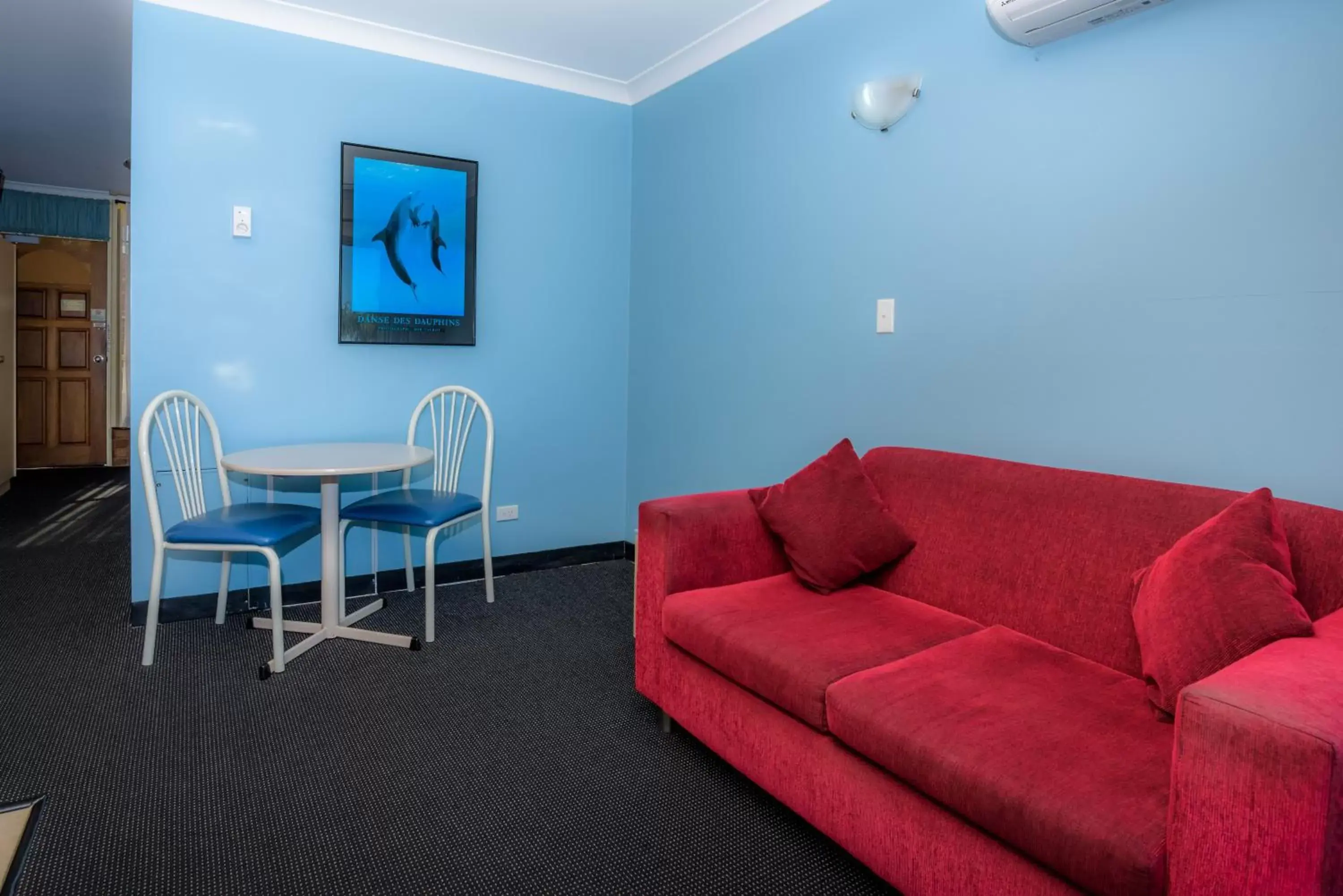 Living room, Seating Area in Sapphire Waters Motor Inn