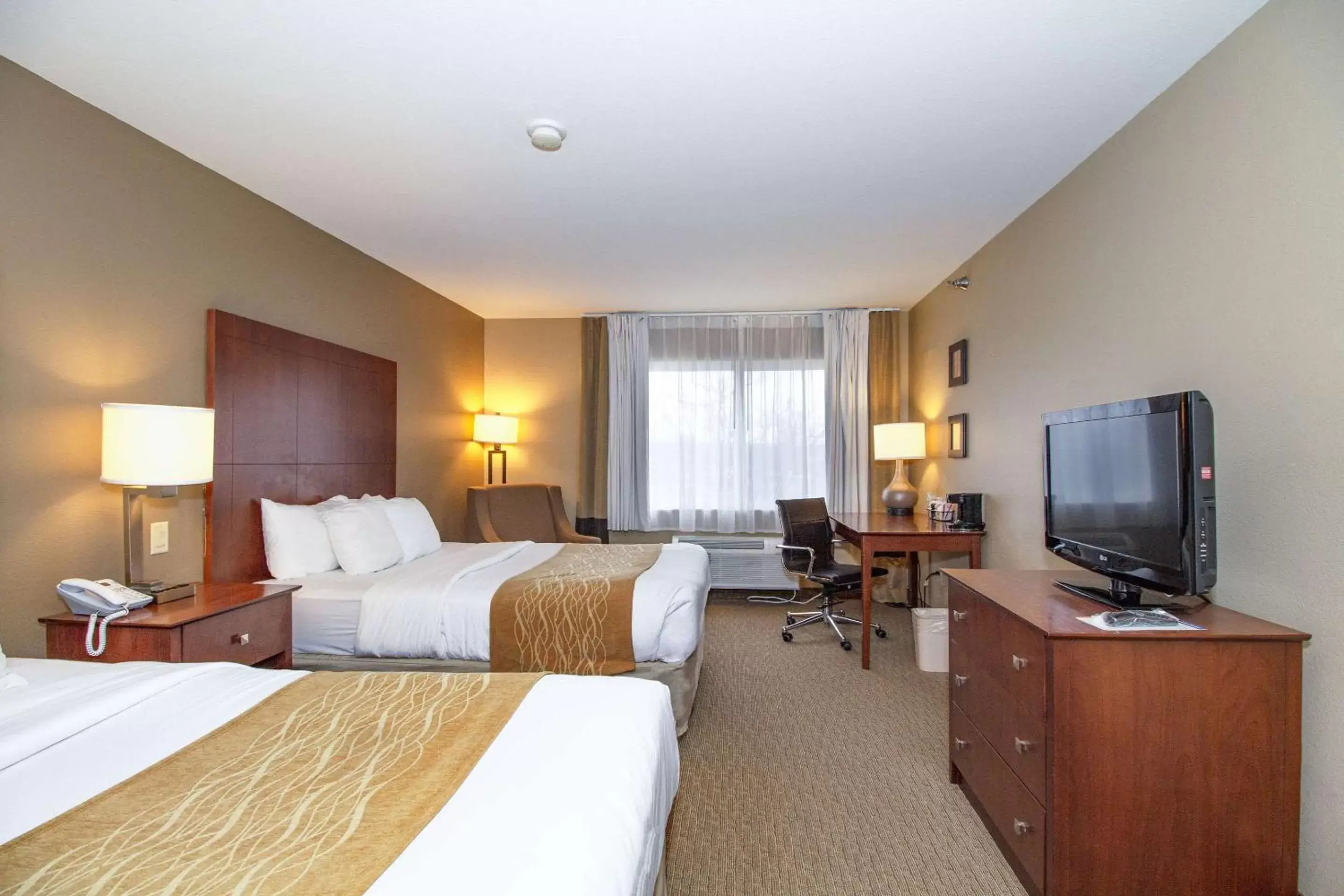 Photo of the whole room, TV/Entertainment Center in Comfort Inn & Suites East Moline near I-80