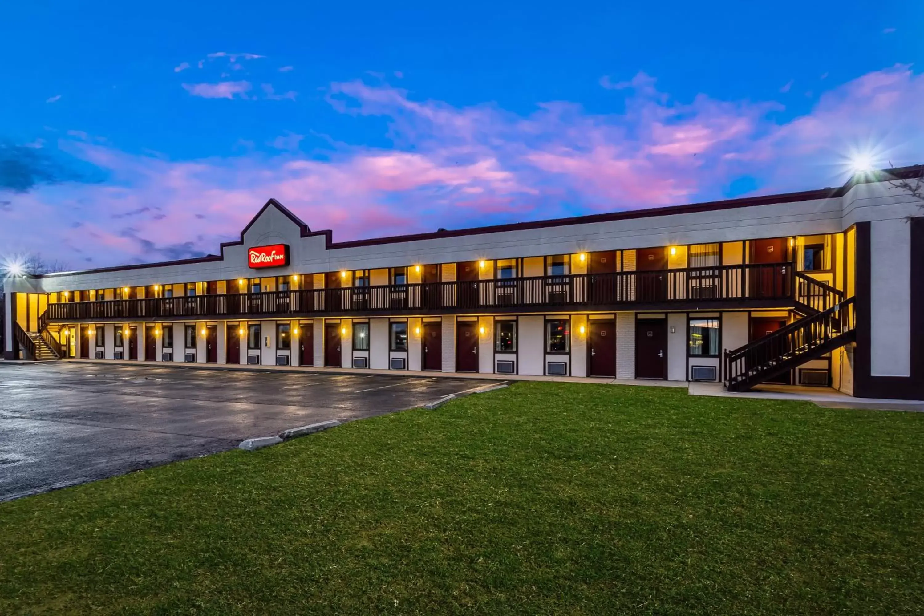 Facade/entrance, Property Building in Red Roof Inn Scottsburg