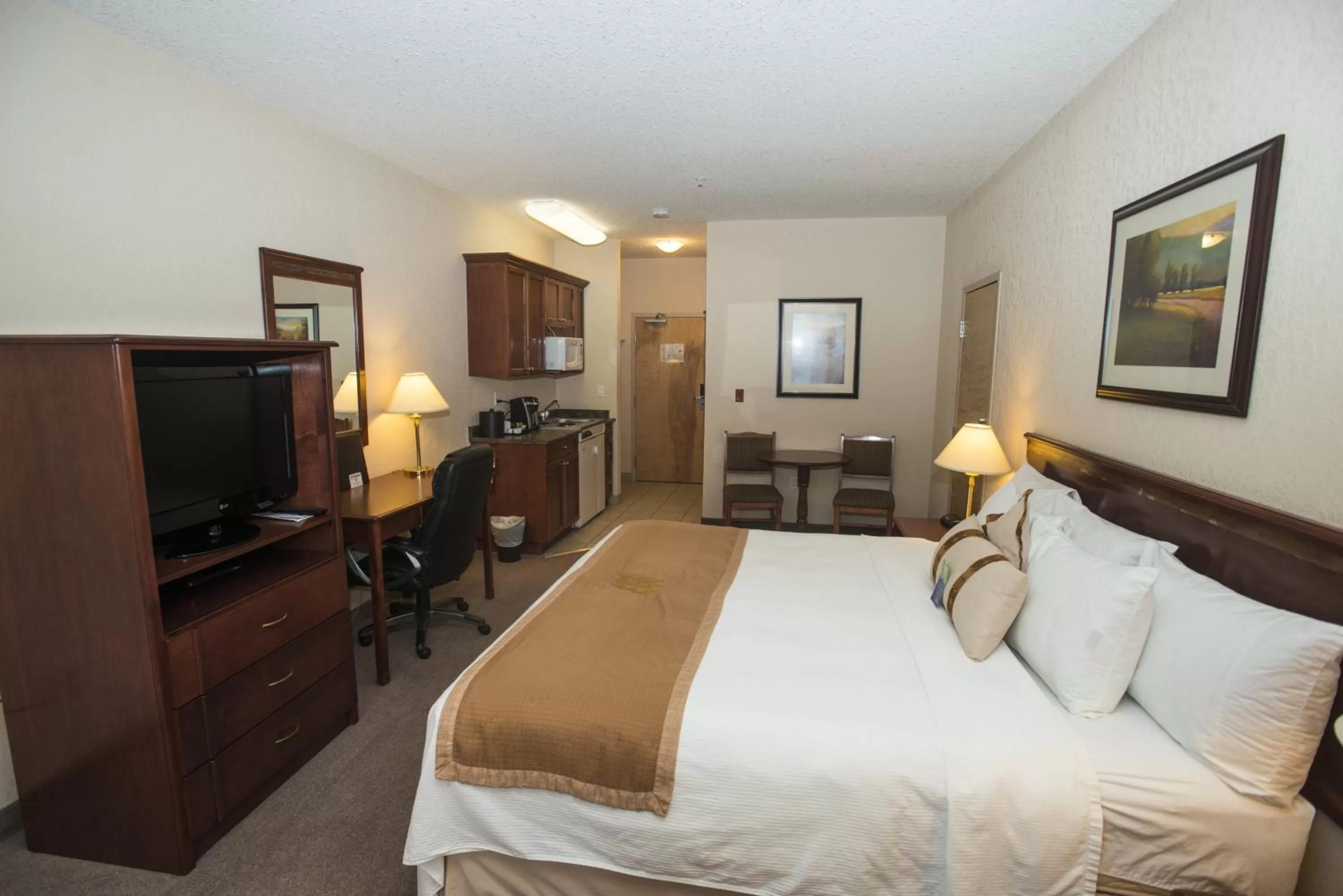 Bed in Lakeview Inns & Suites - Chetwynd