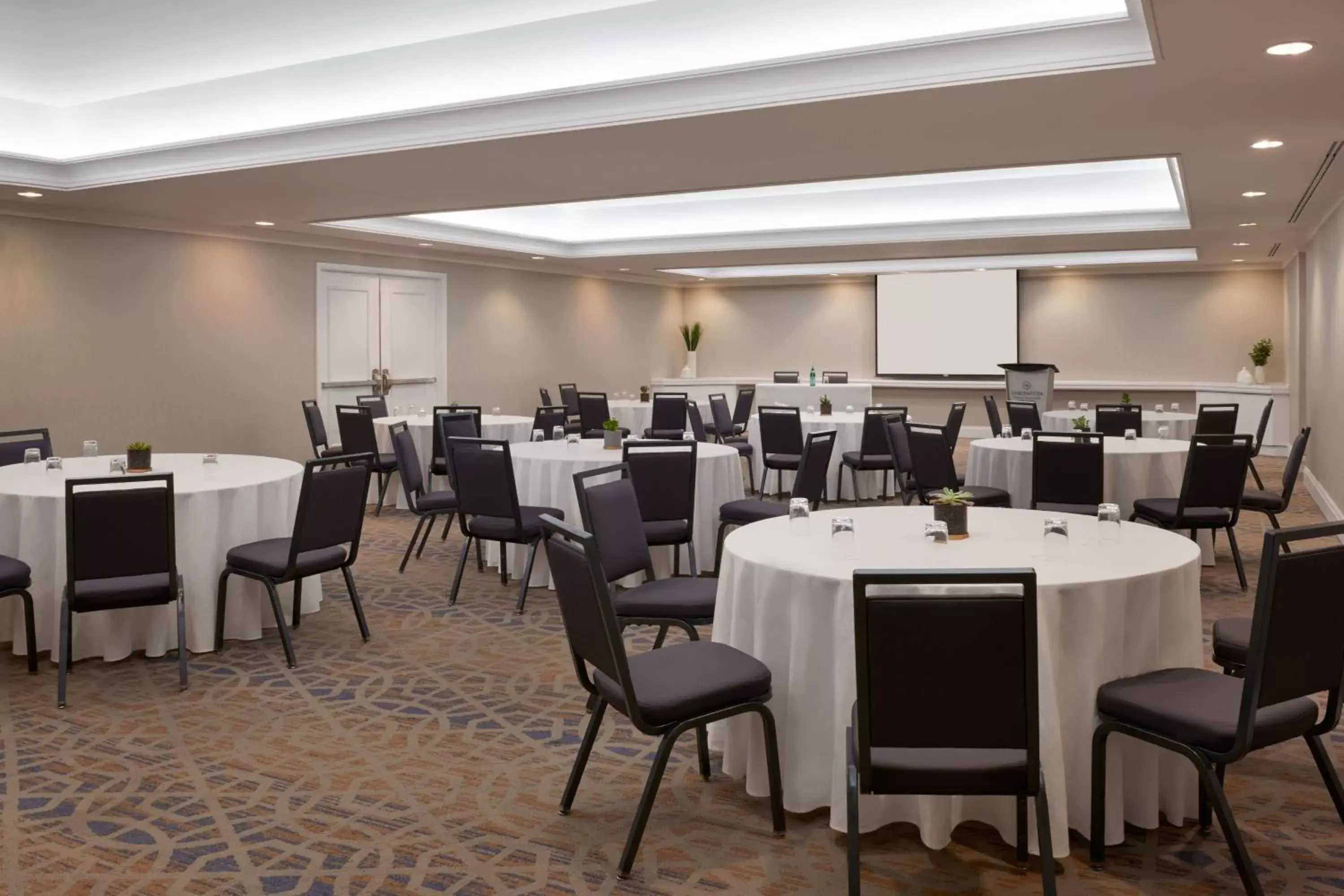 Meeting/conference room, Restaurant/Places to Eat in Sheraton Parkway Toronto North Hotel & Suites