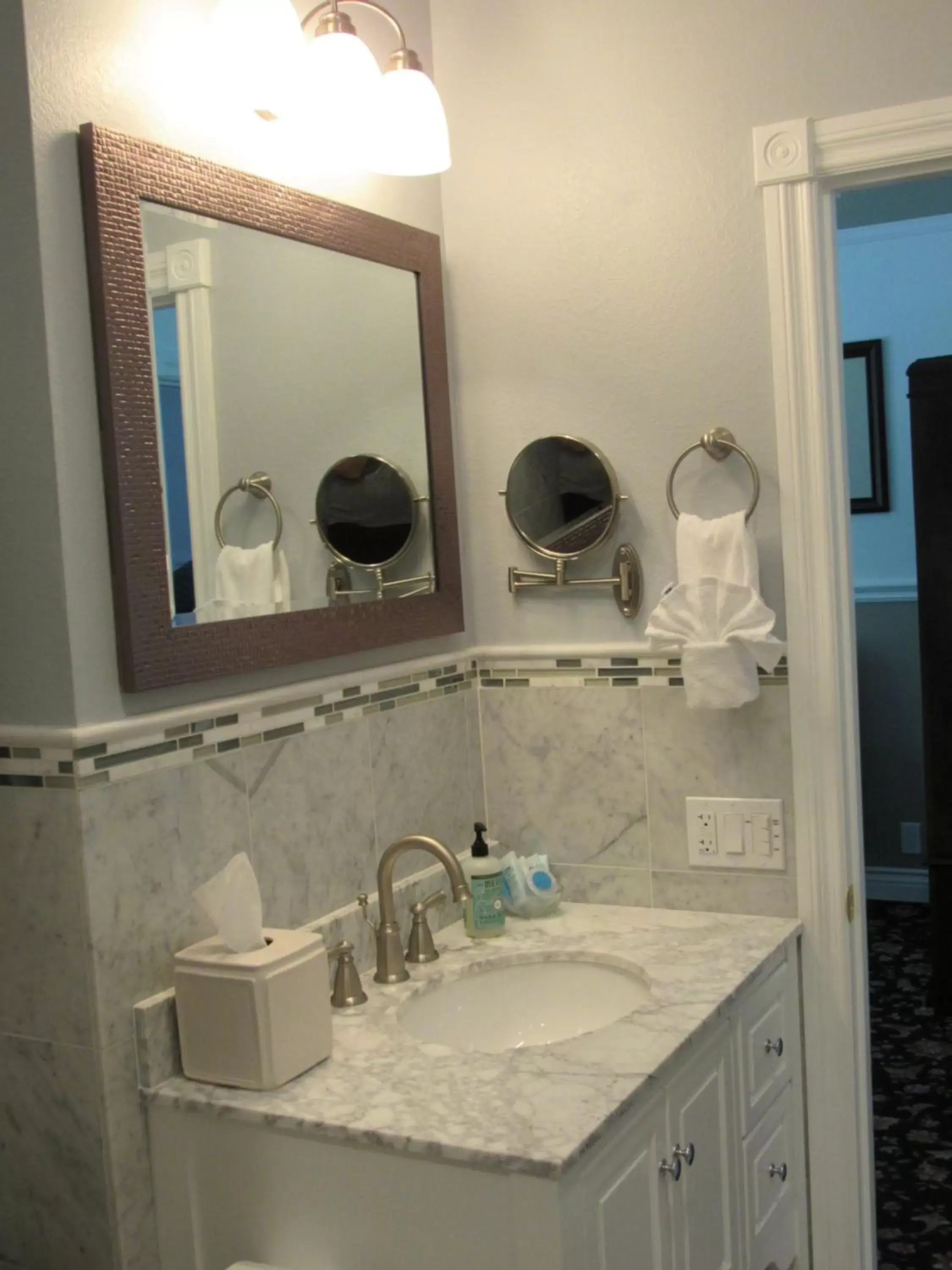 Bathroom in ForFriends Inn Wine Country Bed and Breakfast