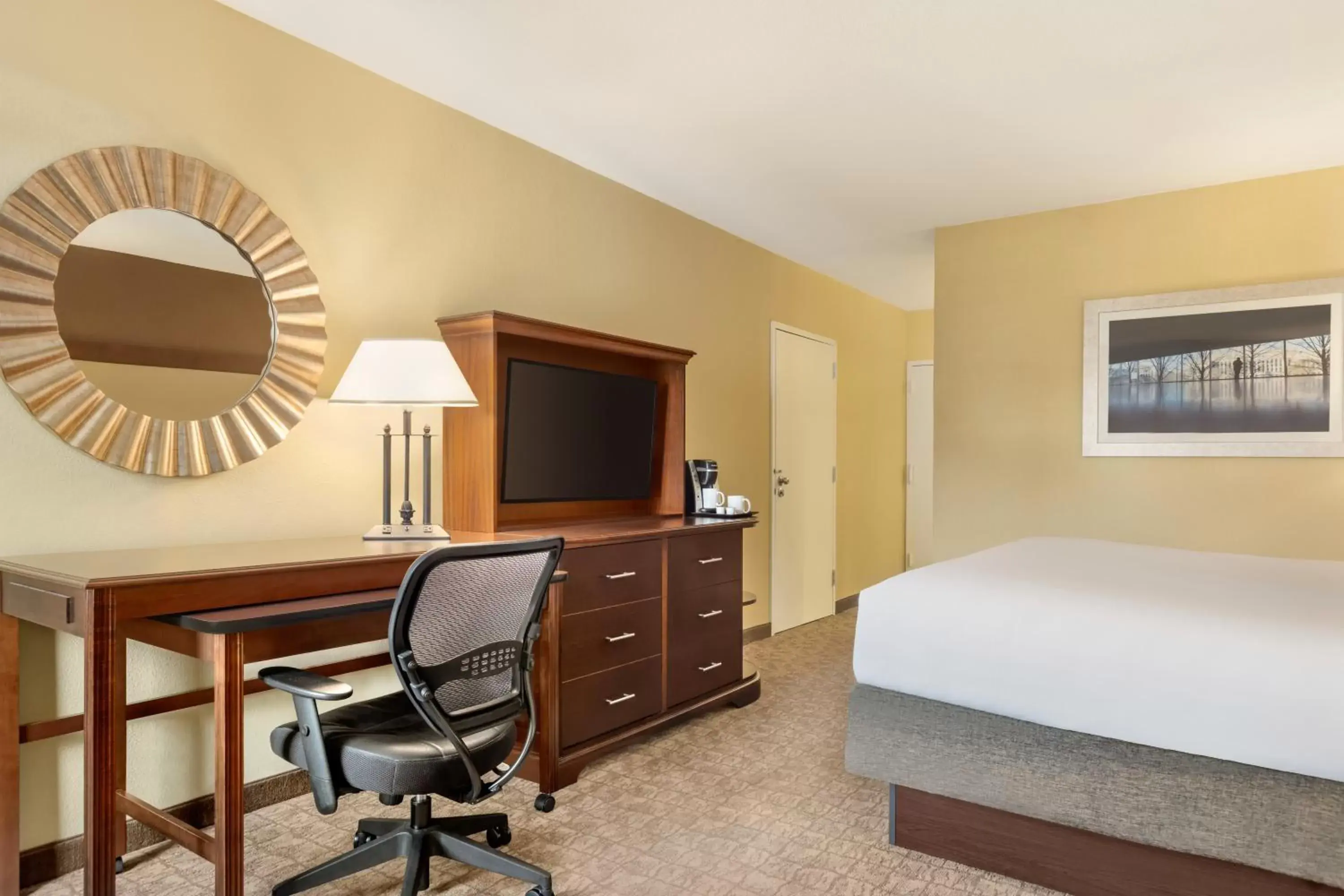Photo of the whole room, TV/Entertainment Center in Crowne Plaza Crystal City-Washington, D.C., an IHG Hotel
