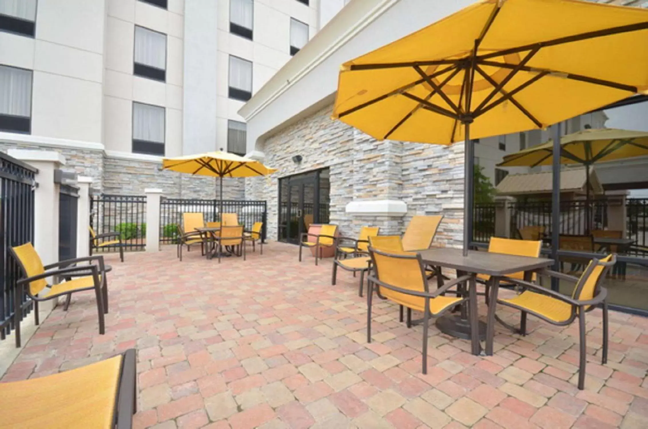 Property building, Restaurant/Places to Eat in Hampton Inn and Suites Tulsa/Catoosa