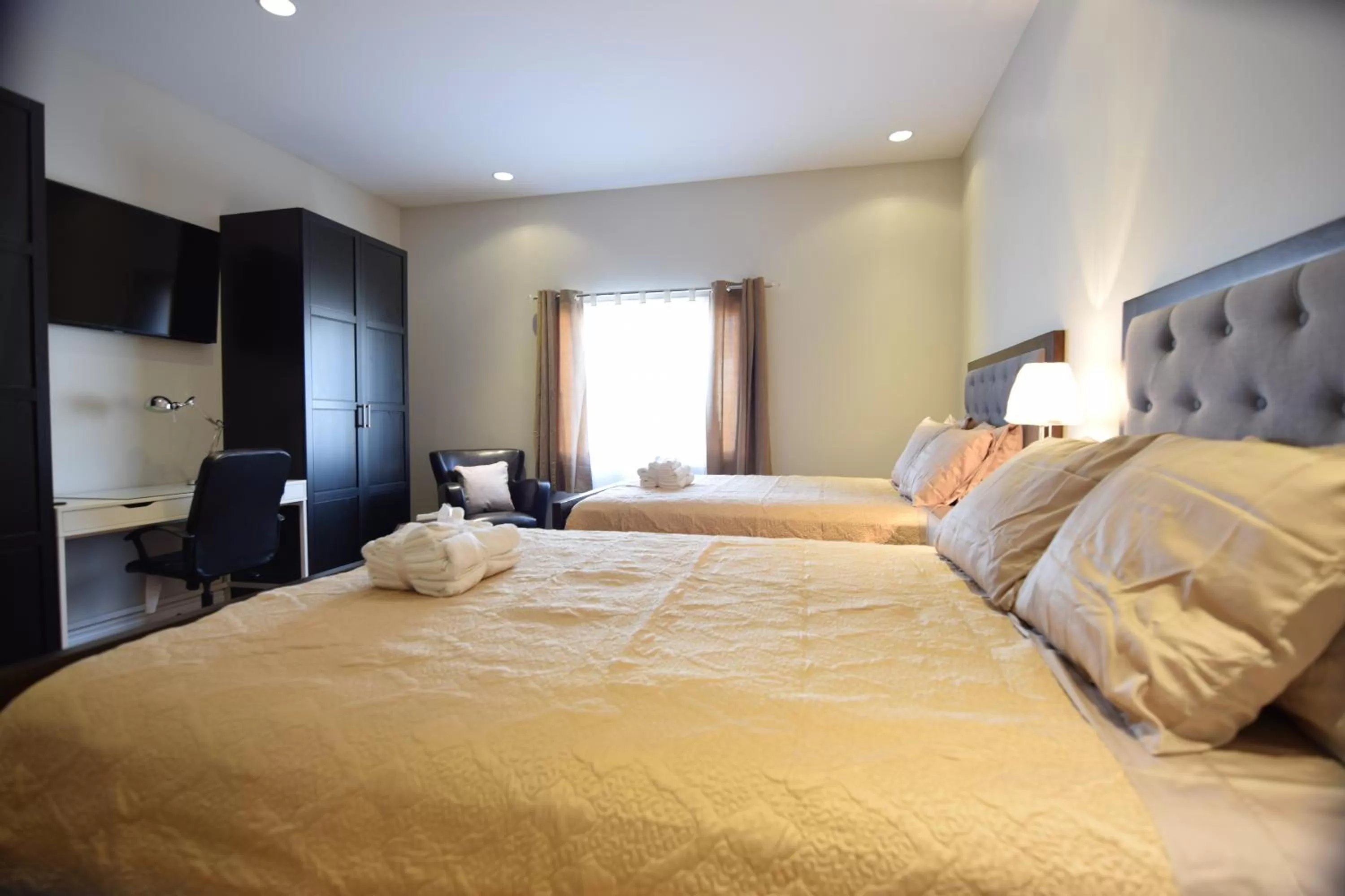 Seating area, Bed in The Lion Inn & Suites