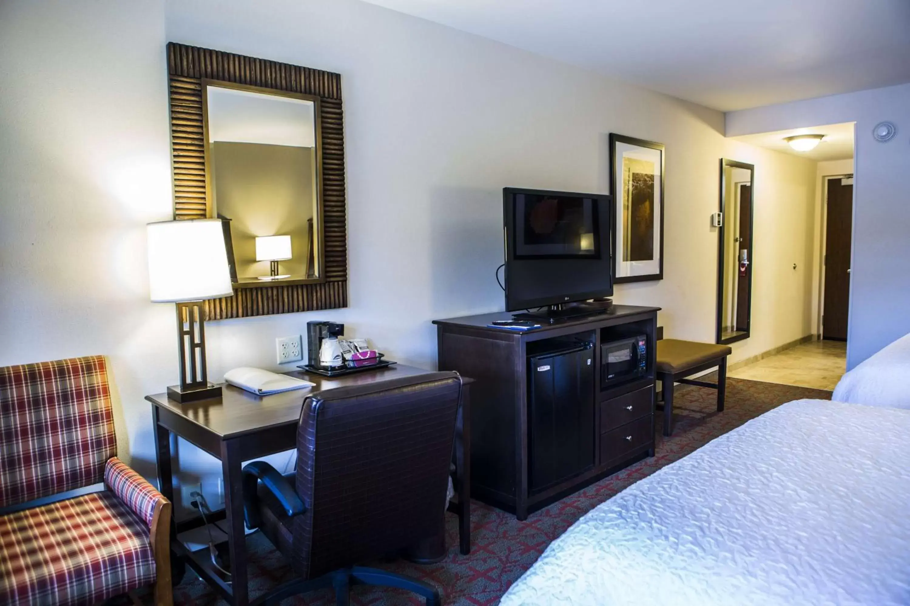 Bedroom, TV/Entertainment Center in Hampton Inn & Suites Lake Placid