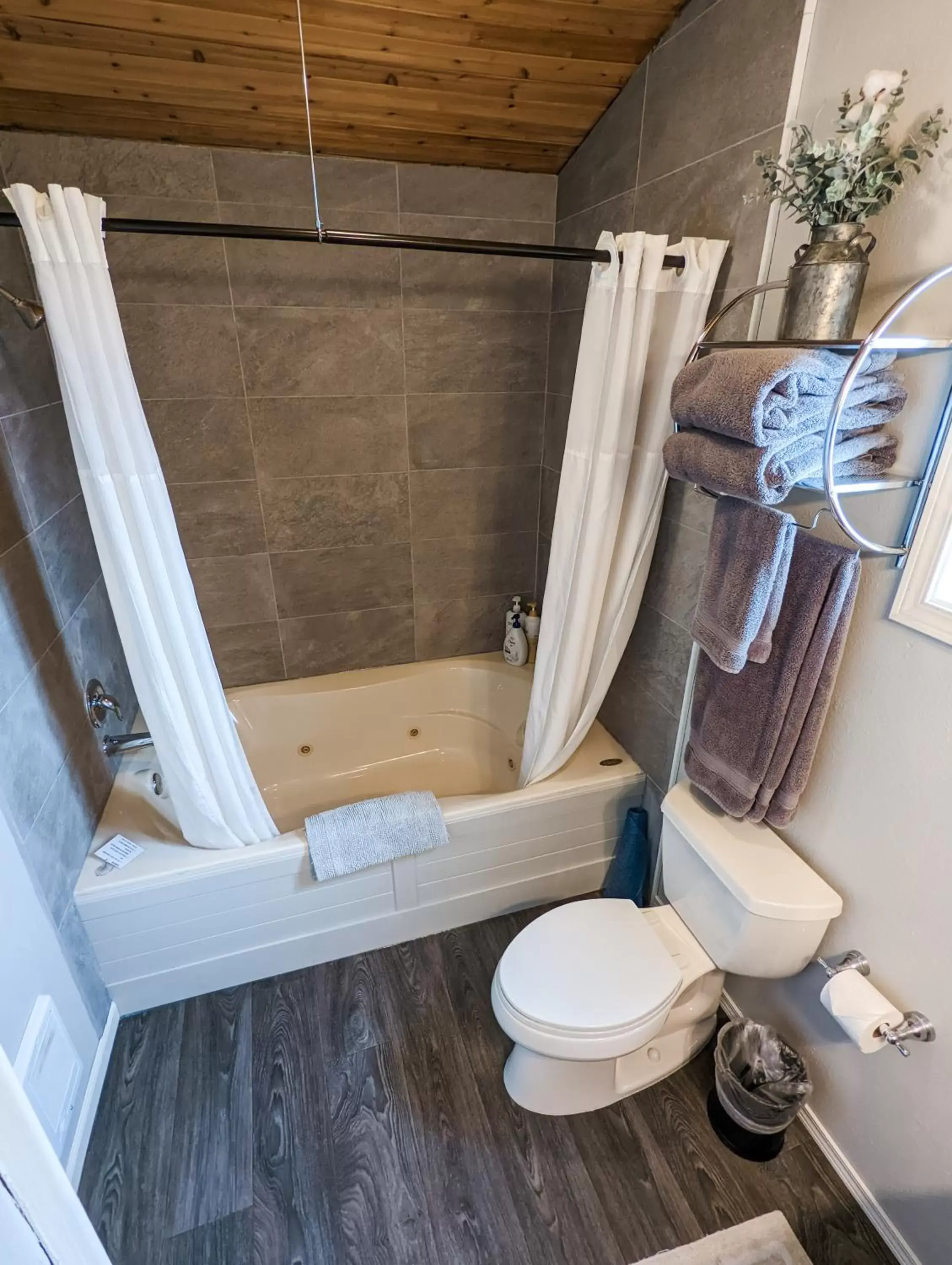 Bathroom in Juan de Fuca Cottages