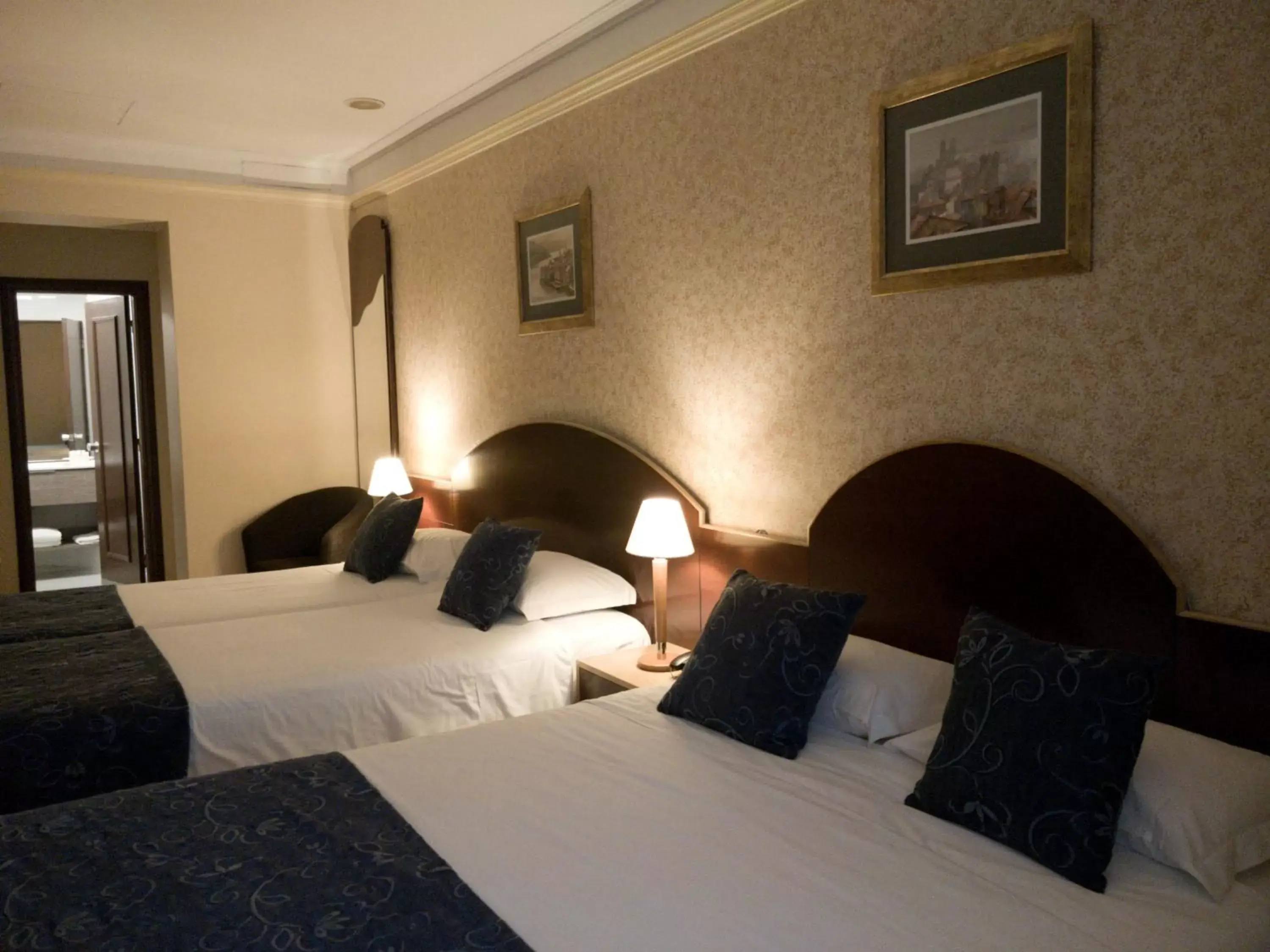 Photo of the whole room, Bed in Hotel Internacional Porto