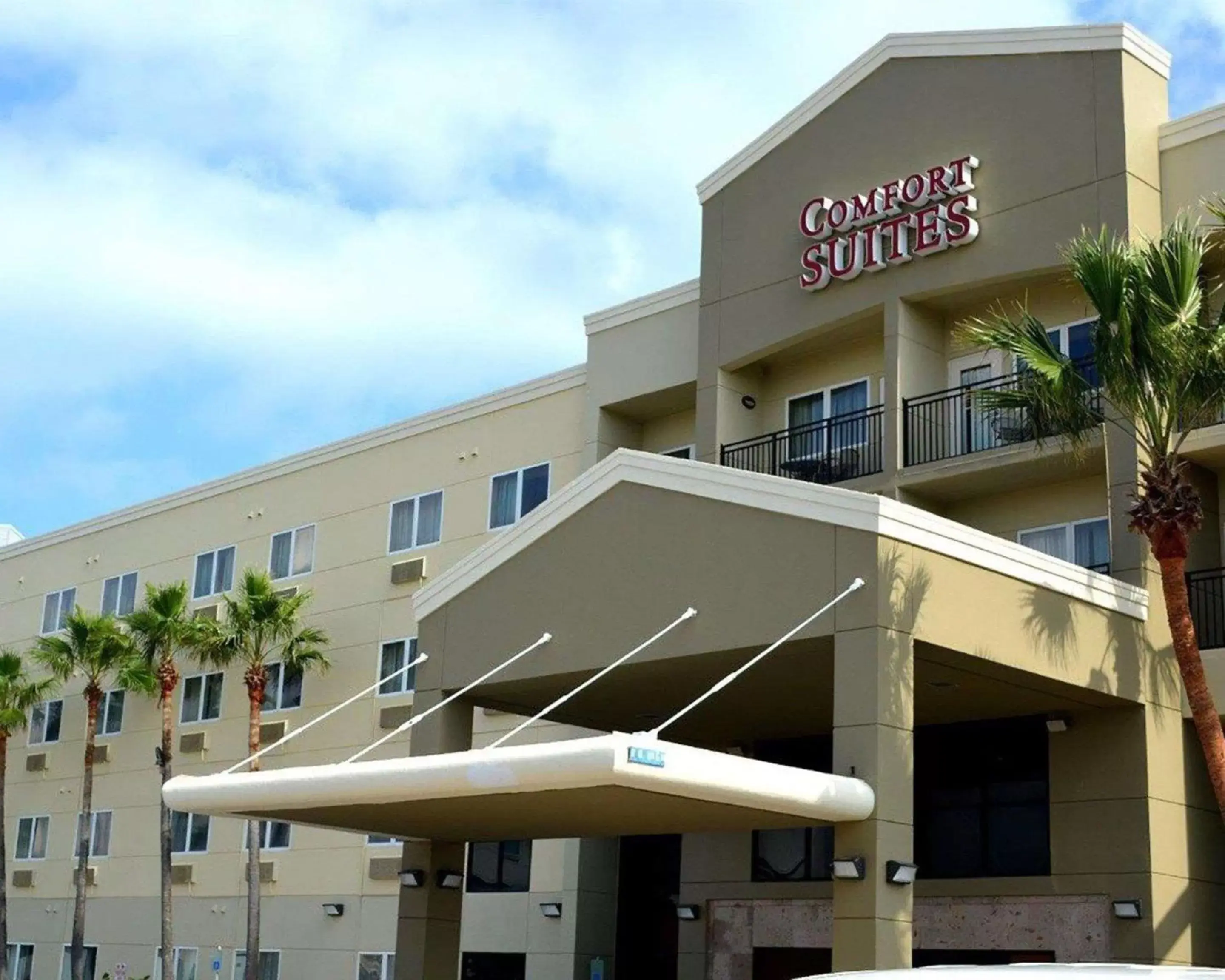 Property building in Comfort Suites Beachside Property building in Comfort Suites Beachside