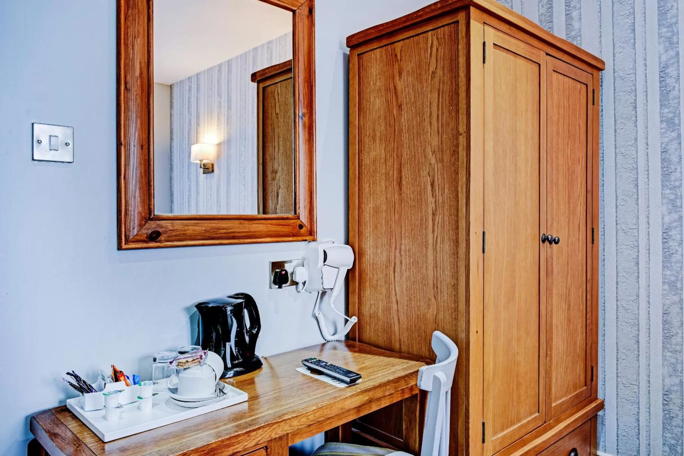 Coffee/tea facilities in OYO Dovecote Hotel