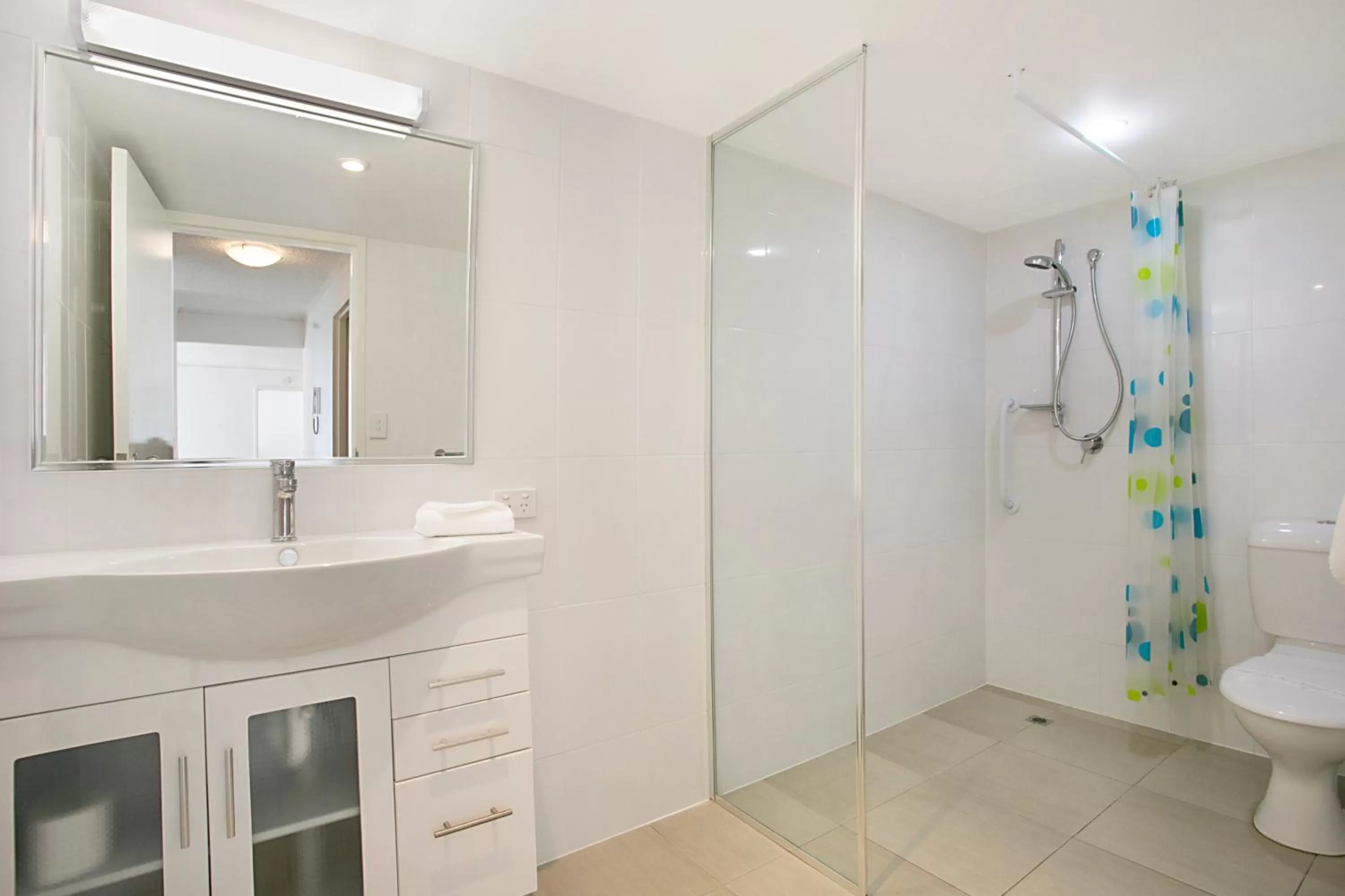 Bathroom in Solnamara Beachfront Apartments
