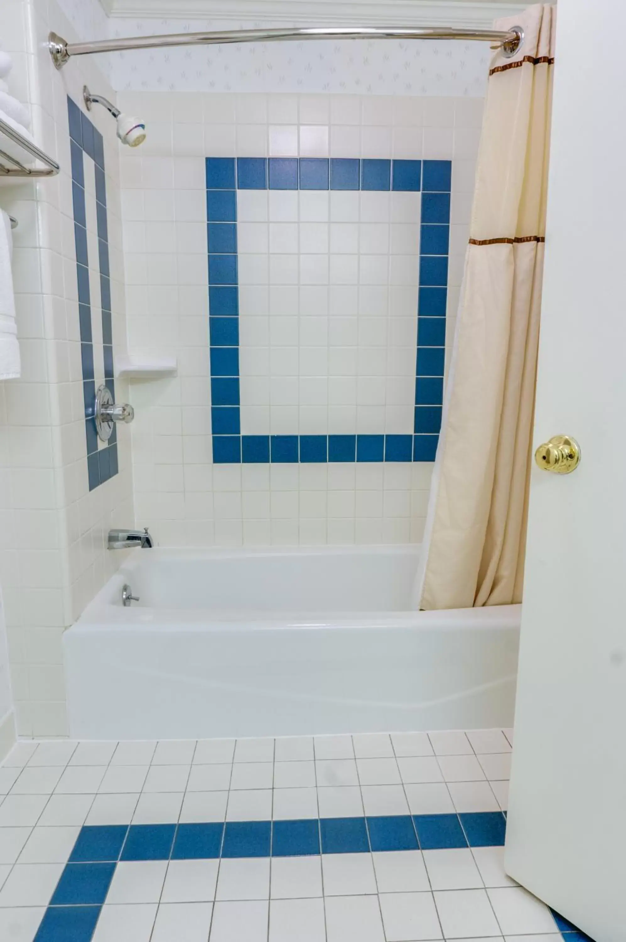 Shower, Bathroom in Francisco Bay Inn